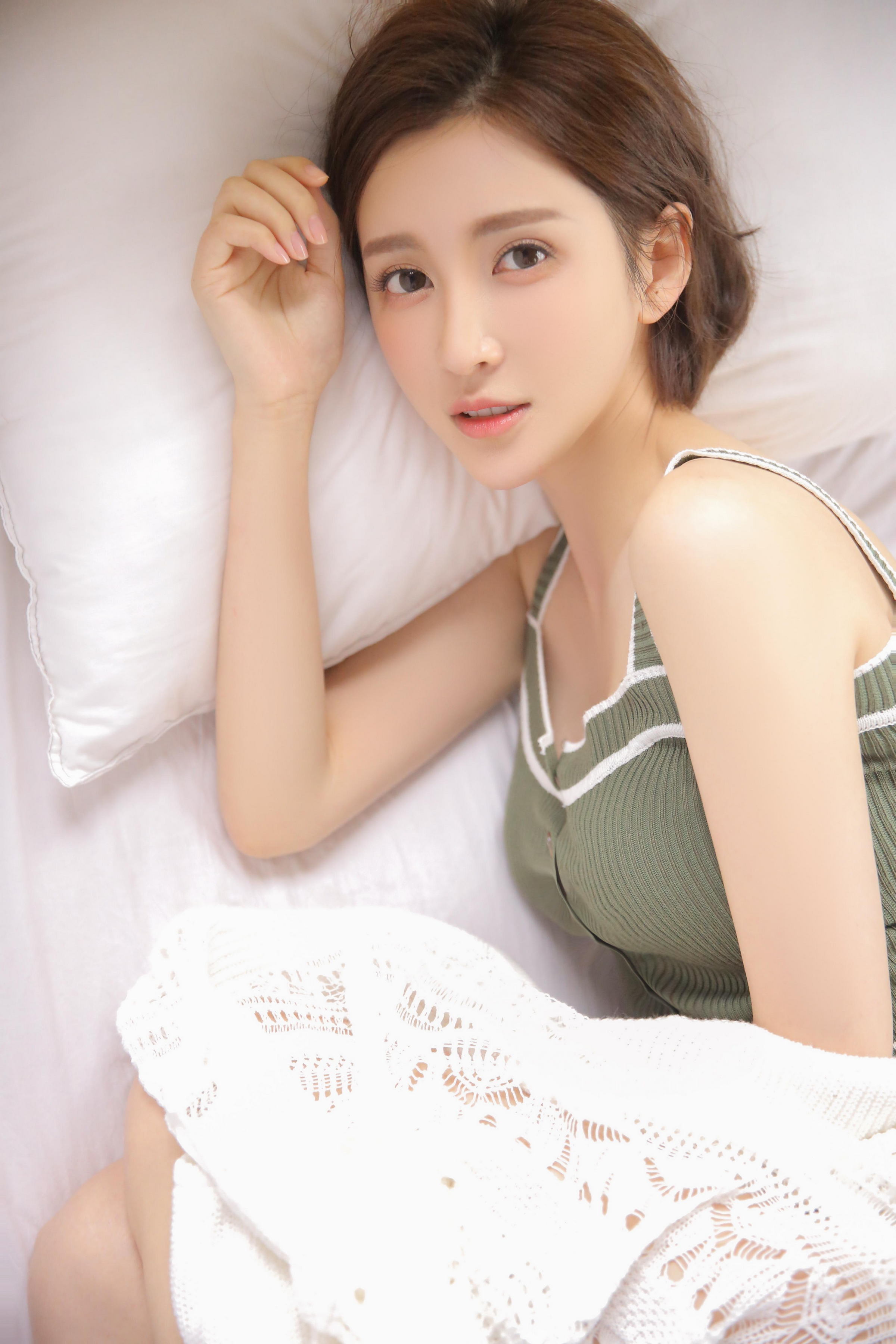 [YALAYI雅拉伊]2022.04.25 活力四射 青春靓女性感小背心加白色镂空短裤私房写真集第8张