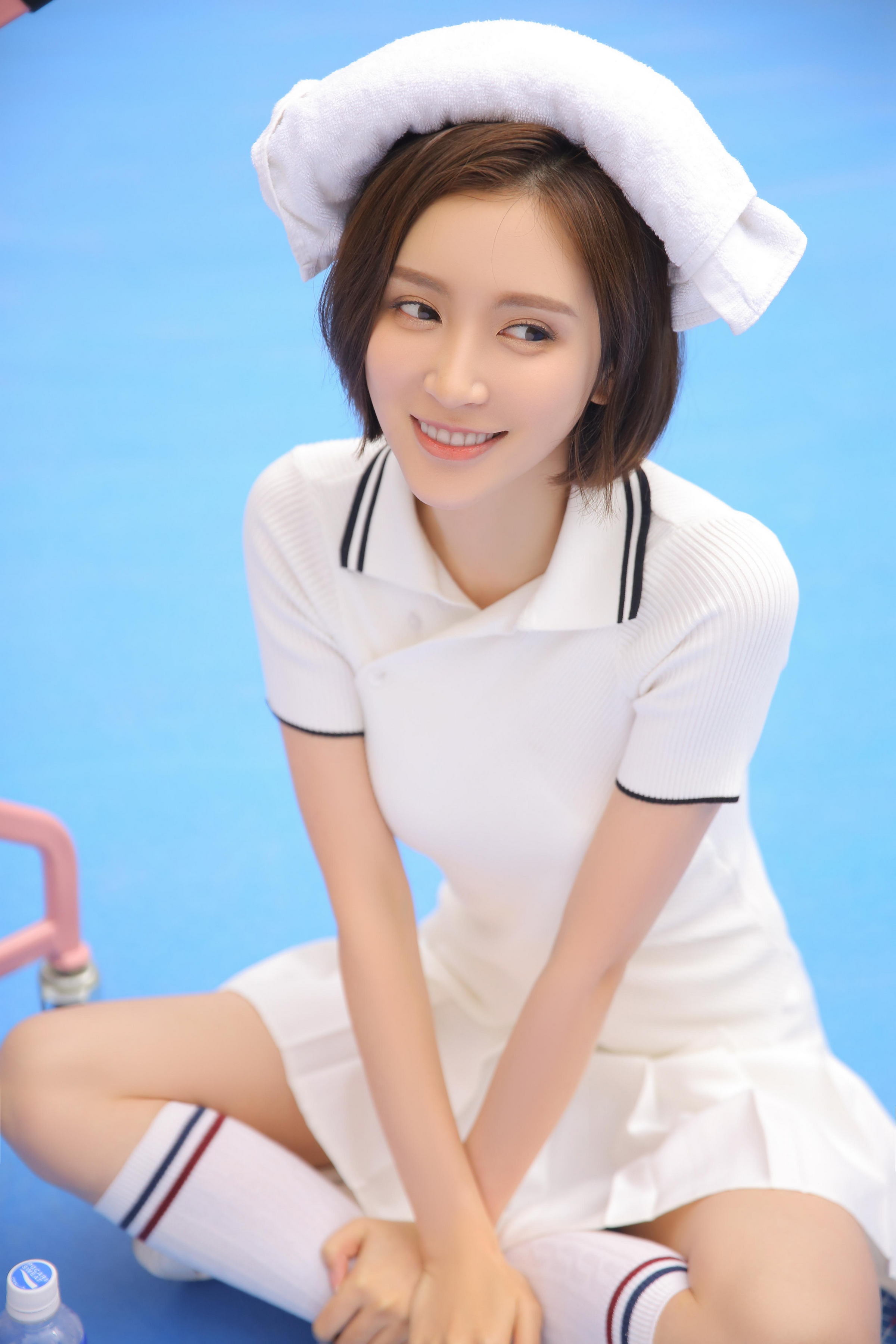 [YALAYI雅拉伊]2022.04.25 活力四射 青春靓女性感小背心加白色镂空短裤私房写真集第3张