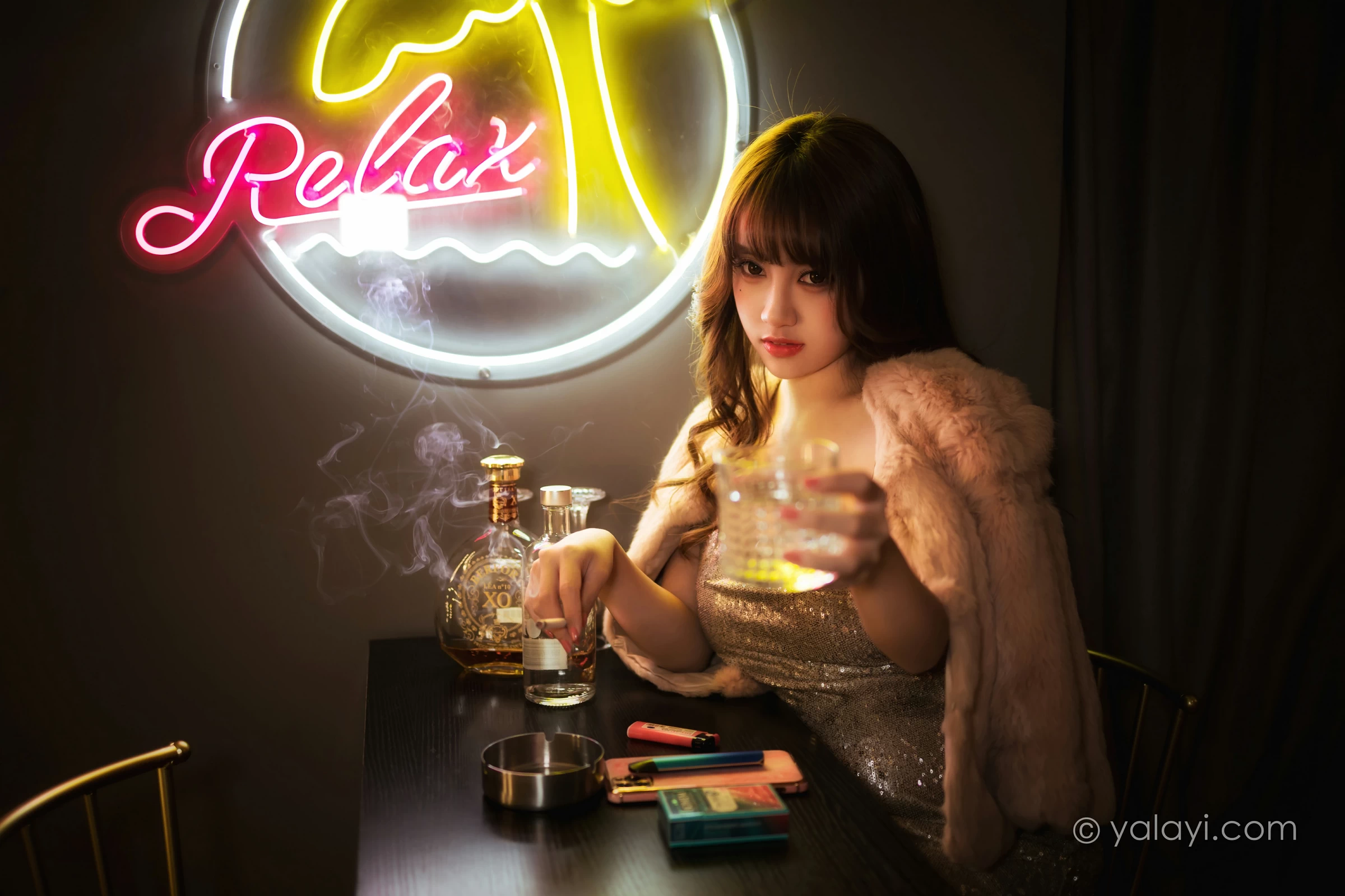 [YALAYI雅拉伊]NO.751 《独自买醉》 虞艺 貂皮大衣加银色吊带连衣裙性感写真集第1张