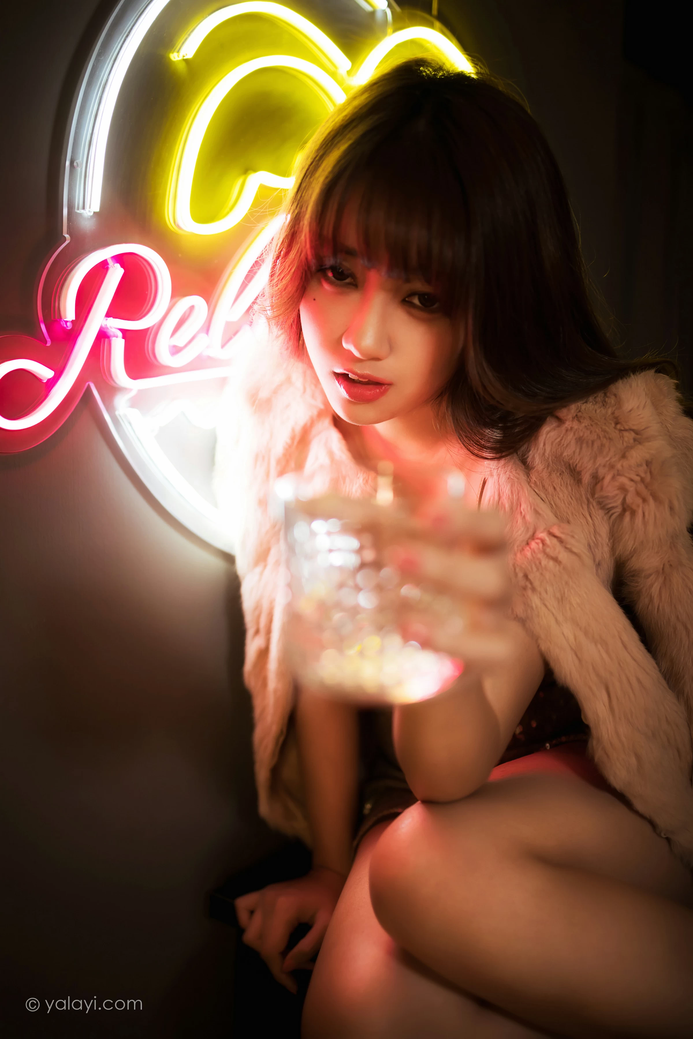 [YALAYI雅拉伊]NO.751 《独自买醉》 虞艺 貂皮大衣加银色吊带连衣裙性感写真集第8张