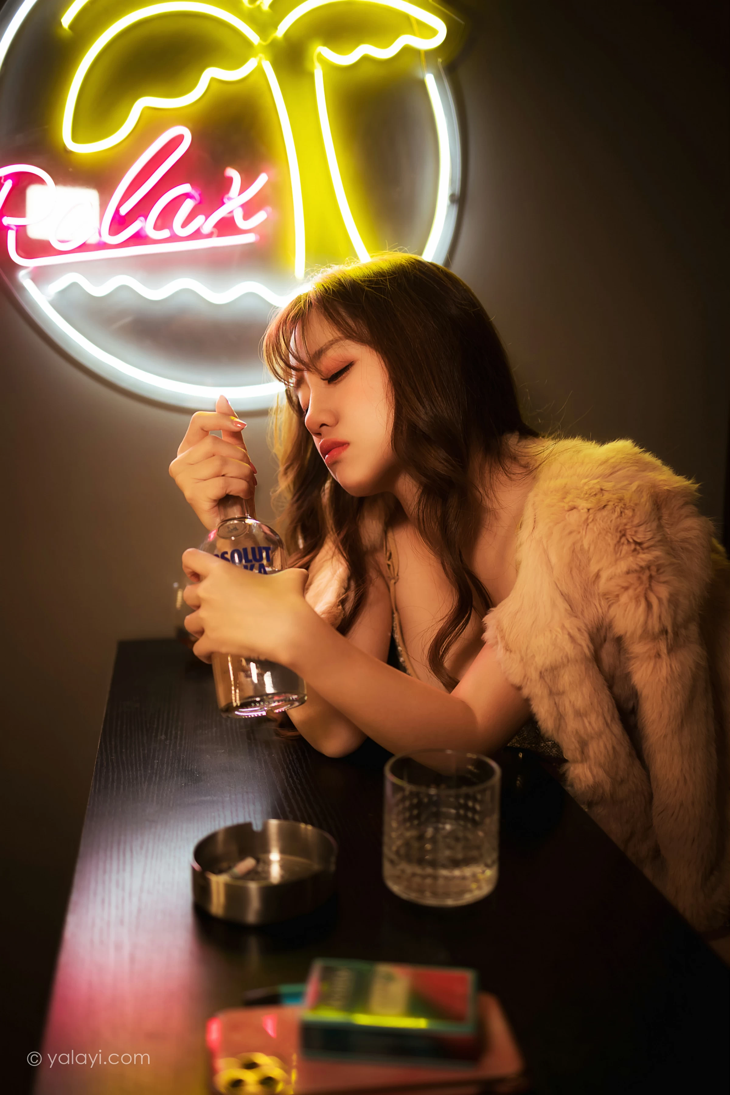 [YALAYI雅拉伊]NO.751 《独自买醉》 虞艺 貂皮大衣加银色吊带连衣裙性感写真集第10张