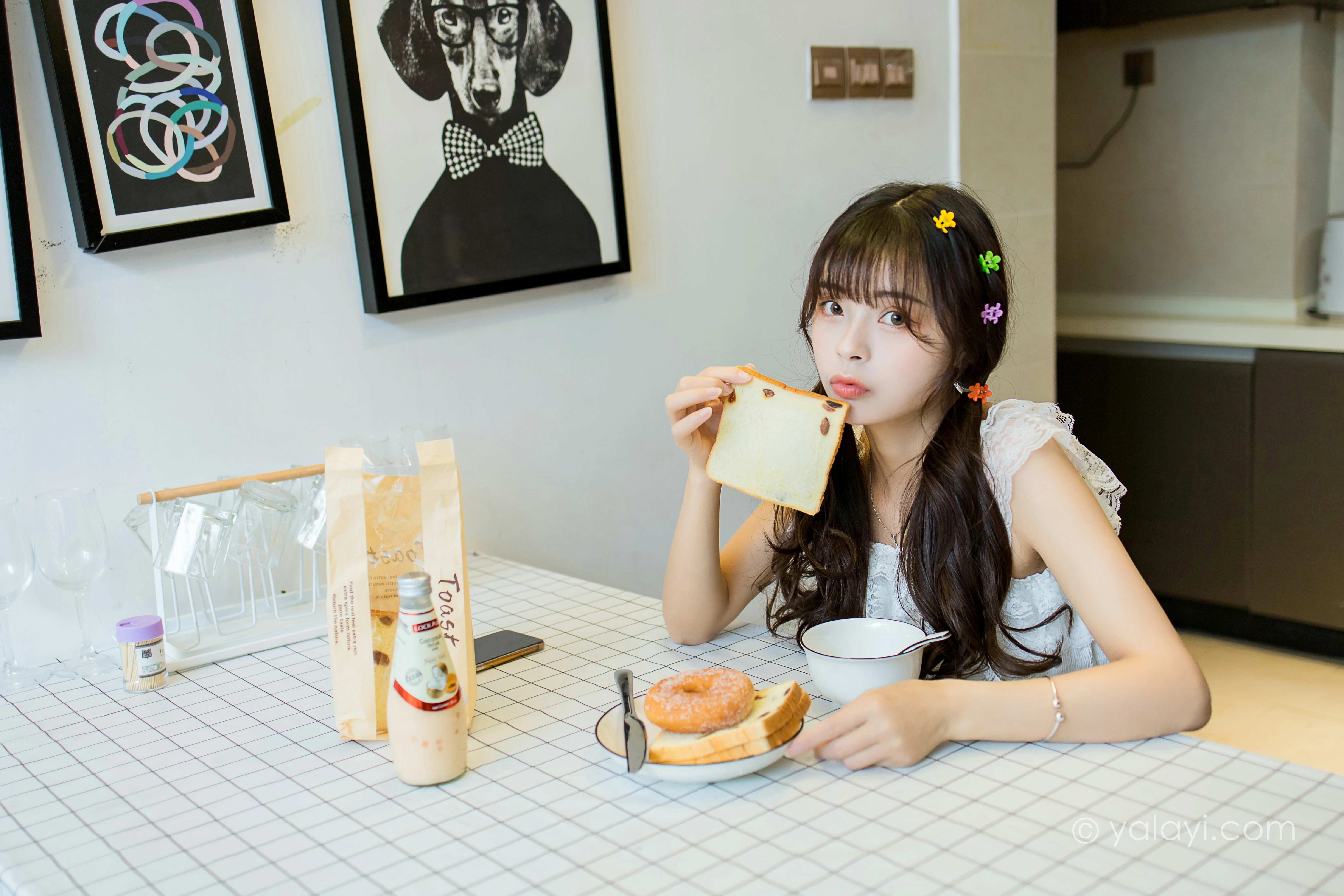 [YALAYI雅拉伊]NO.786 美好时光 程小蝶 白色蕾丝睡衣加短裤性感私房写真集第16张