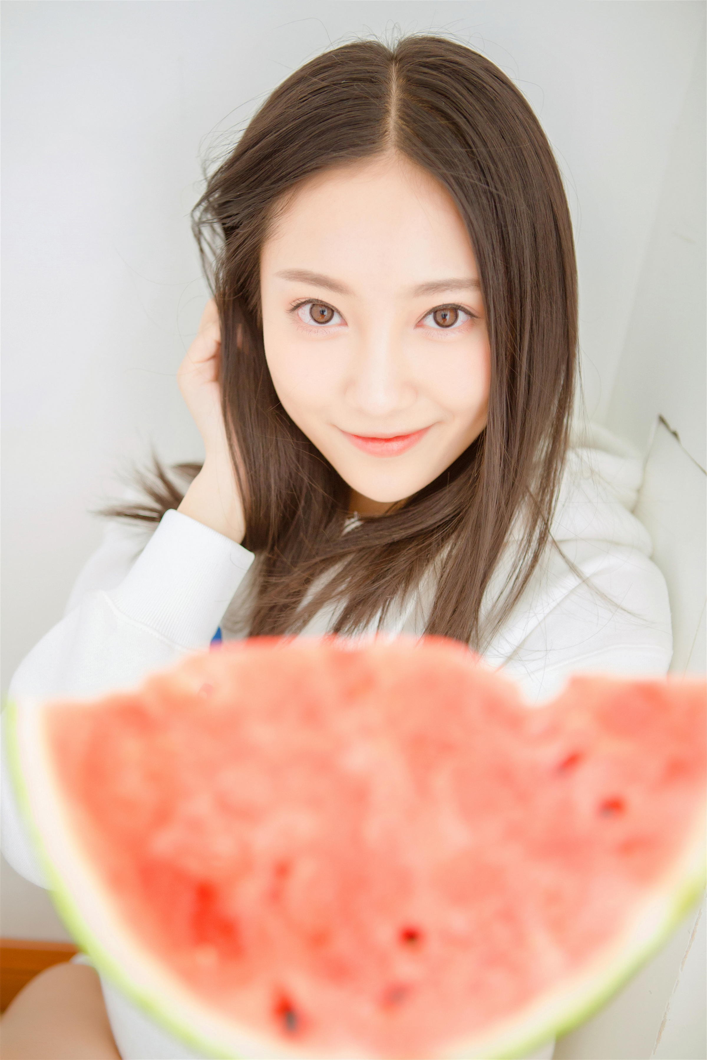 [YALAYI雅拉伊]2022.10.14 微甜的梦 阳光少女 白色卫衣加白色短裤清纯写真集第5张