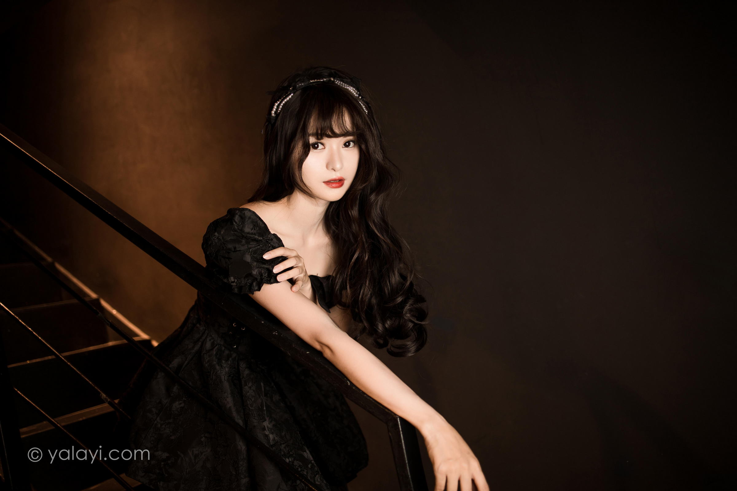 [YALAYI雅拉伊]2022.10.17 手办女友 小亭 黑色蕾丝连衣裙加黑色丝袜美腿清纯写真集第15张