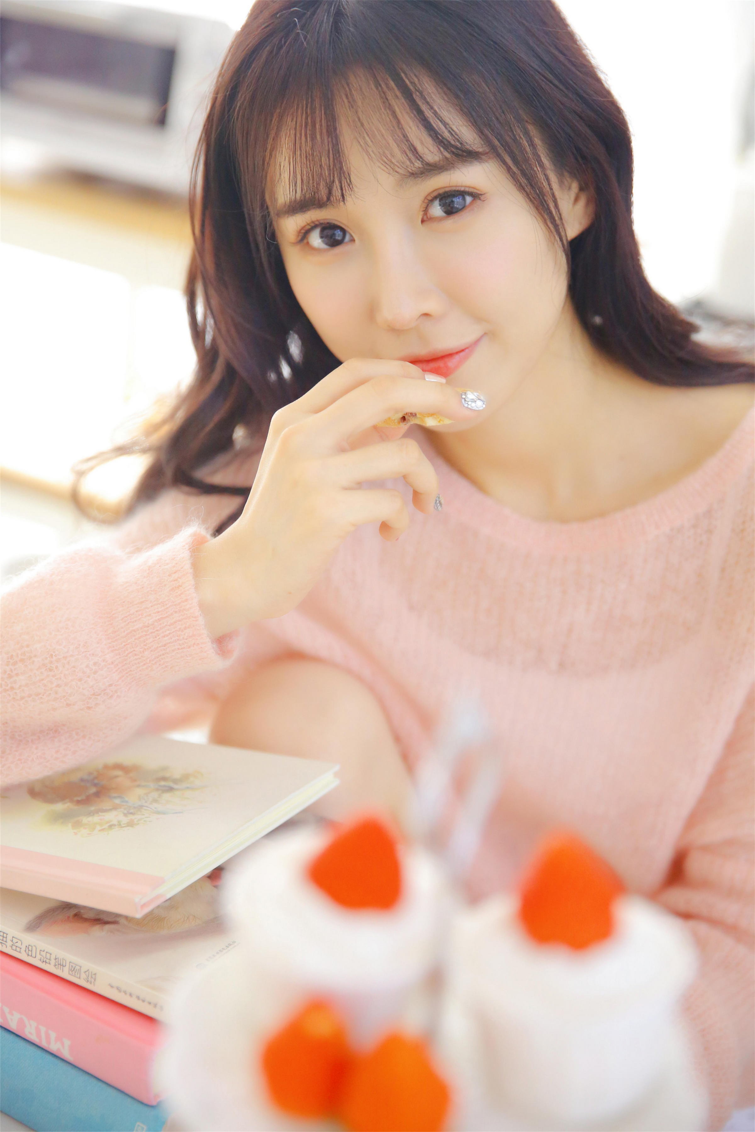 [YALAYI雅拉伊]2022.10.24 恋爱的味道 清纯少女 粉色镂空毛衣加白色短裤写真集第4张