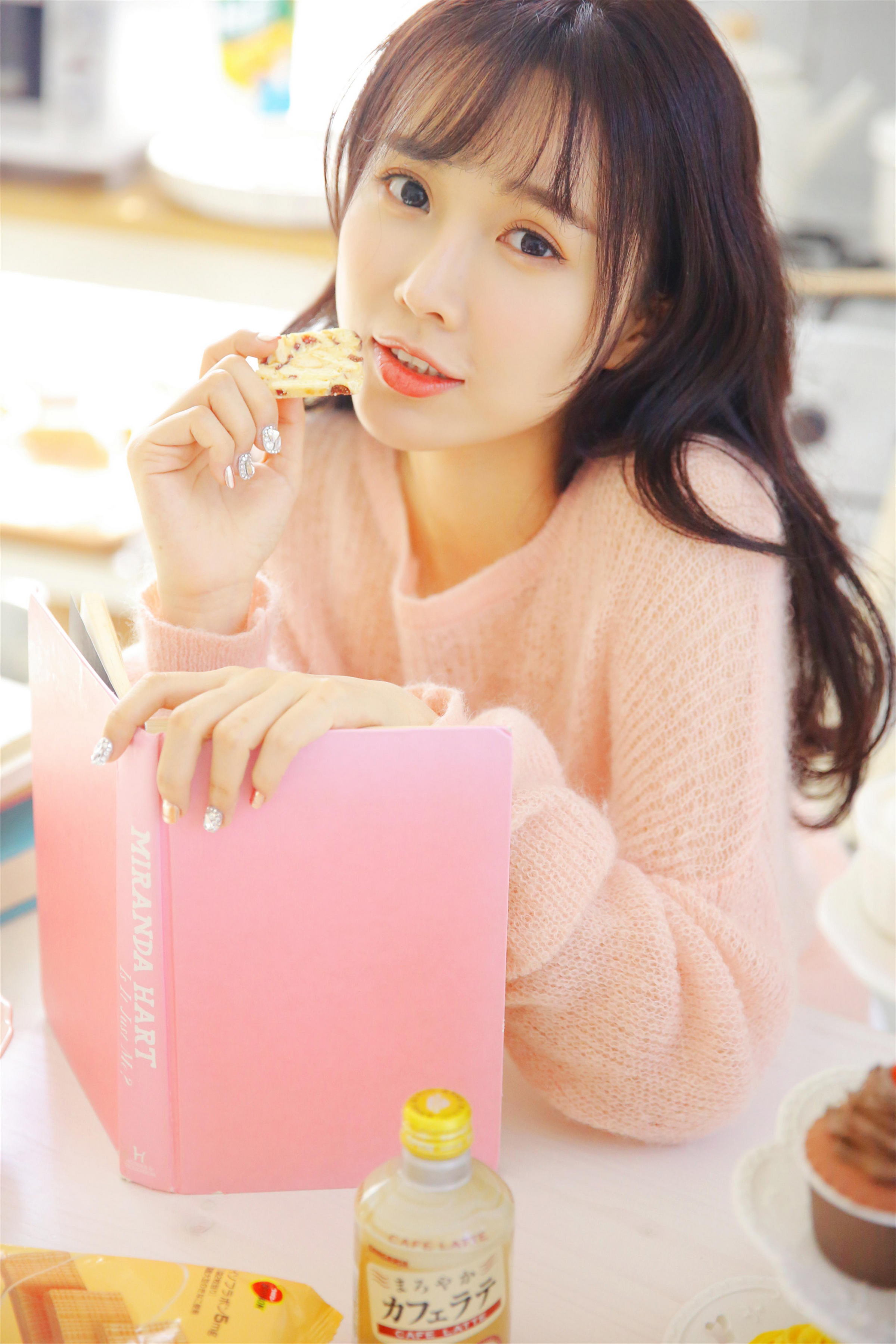 [YALAYI雅拉伊]2022.10.24 恋爱的味道 清纯少女 粉色镂空毛衣加白色短裤写真集第10张