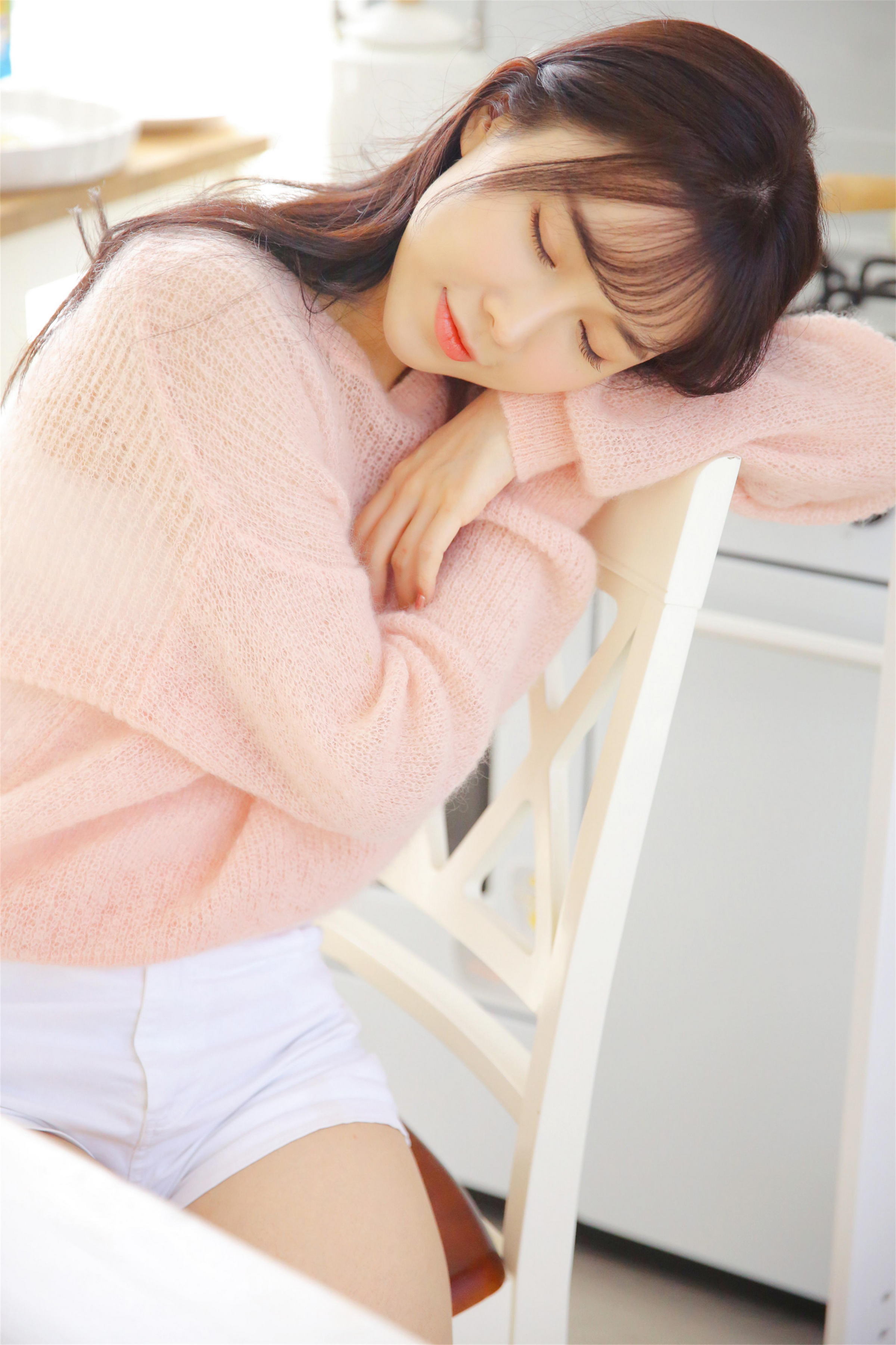 [YALAYI雅拉伊]2022.10.24 恋爱的味道 清纯少女 粉色镂空毛衣加白色短裤写真集第5张