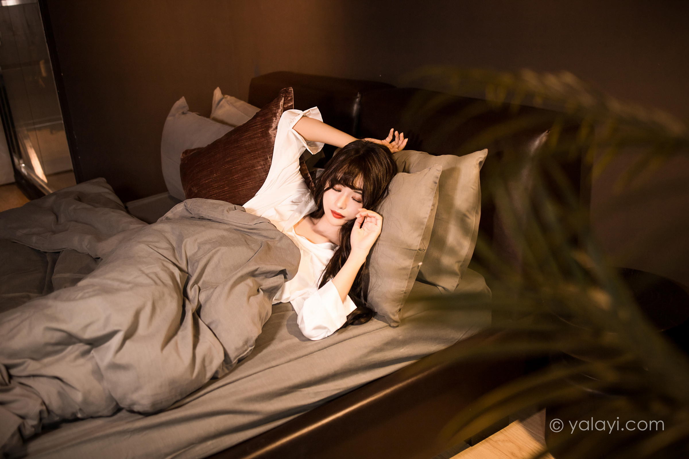 [YALAYI雅拉伊]2022.10.25 温婉如玉 小亭 白色真丝睡衣加性感内衣私房写真集第6张