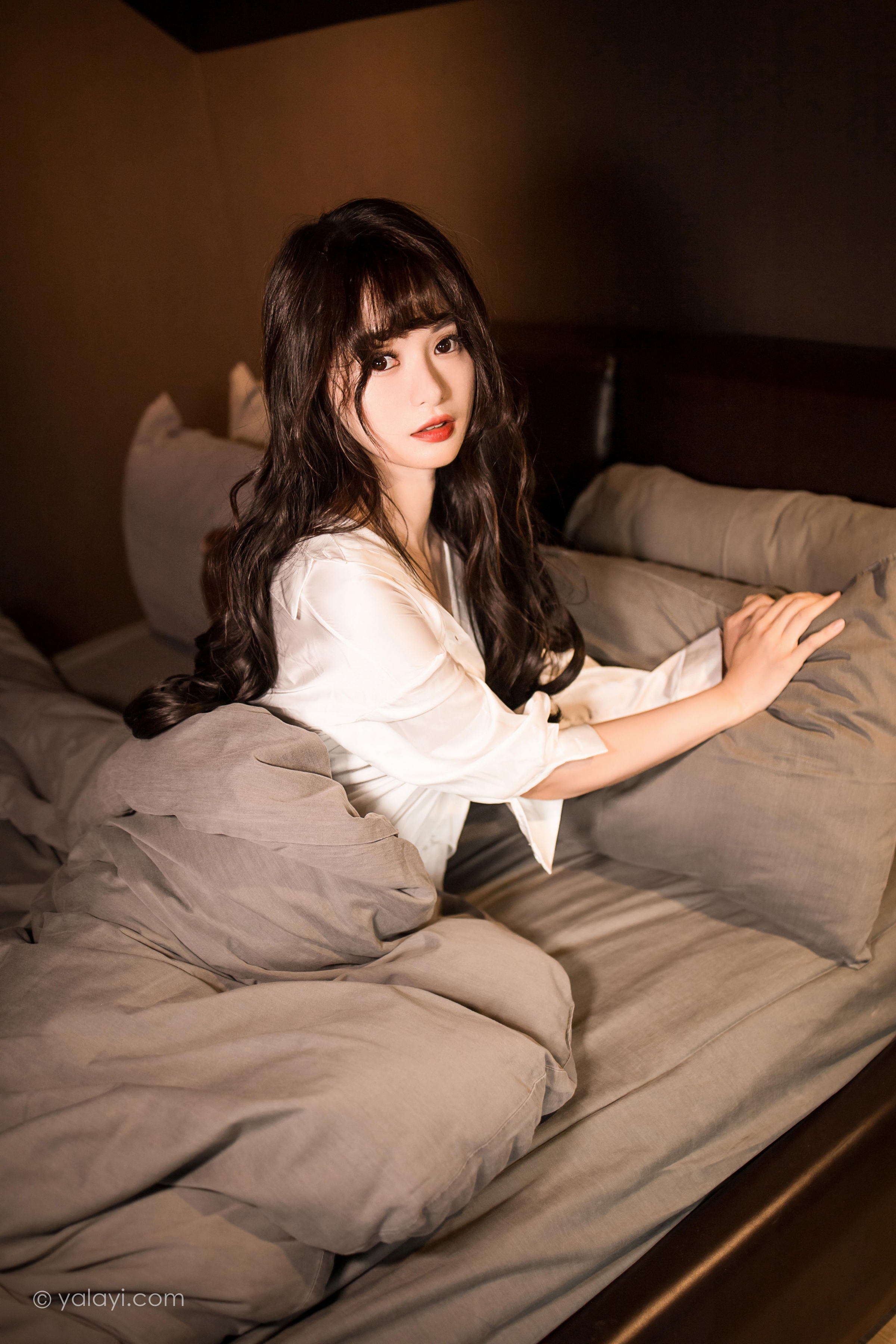 [YALAYI雅拉伊]2022.10.25 温婉如玉 小亭 白色真丝睡衣加性感内衣私房写真集第4张