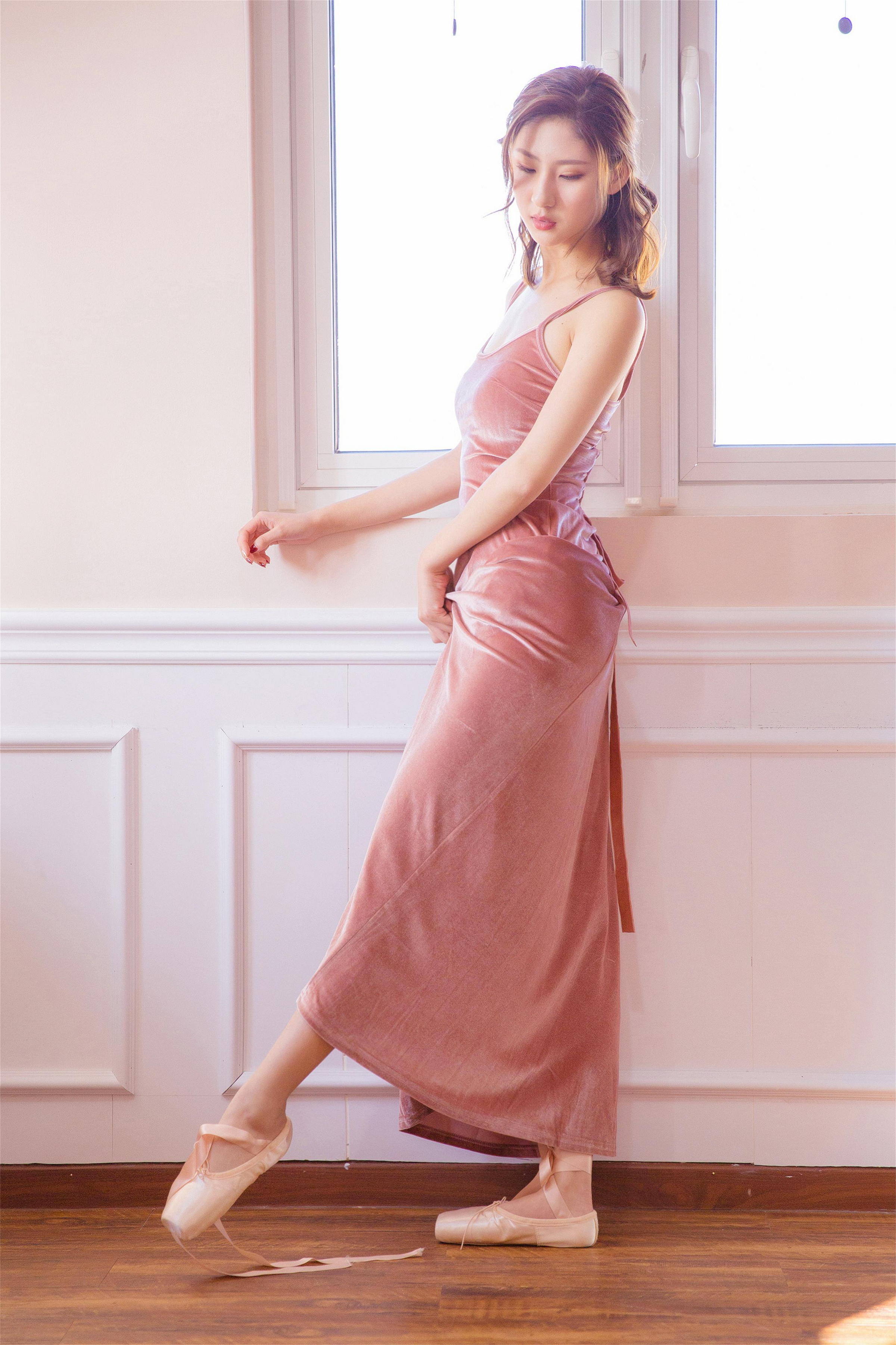 [YALAYI雅拉伊]2022.11.01 婀娜的舞者 清纯熟女少妇 粉色吊带裸背舞蹈裙性感写真集第9张