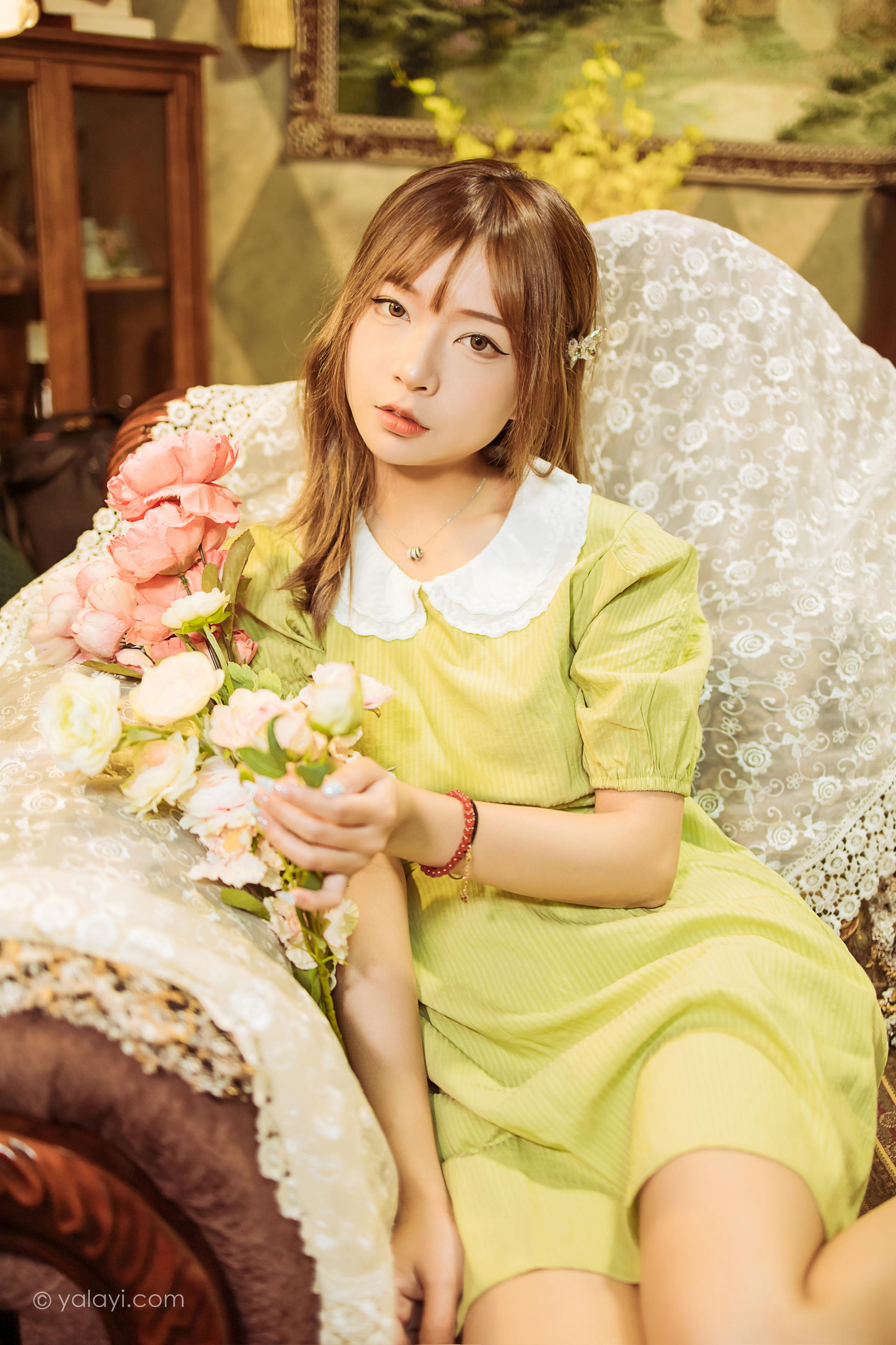 [YALAYI雅拉伊]2022.11.08 岁月 阿禾 淡黄色复古连衣裙居家清纯写真集第5张