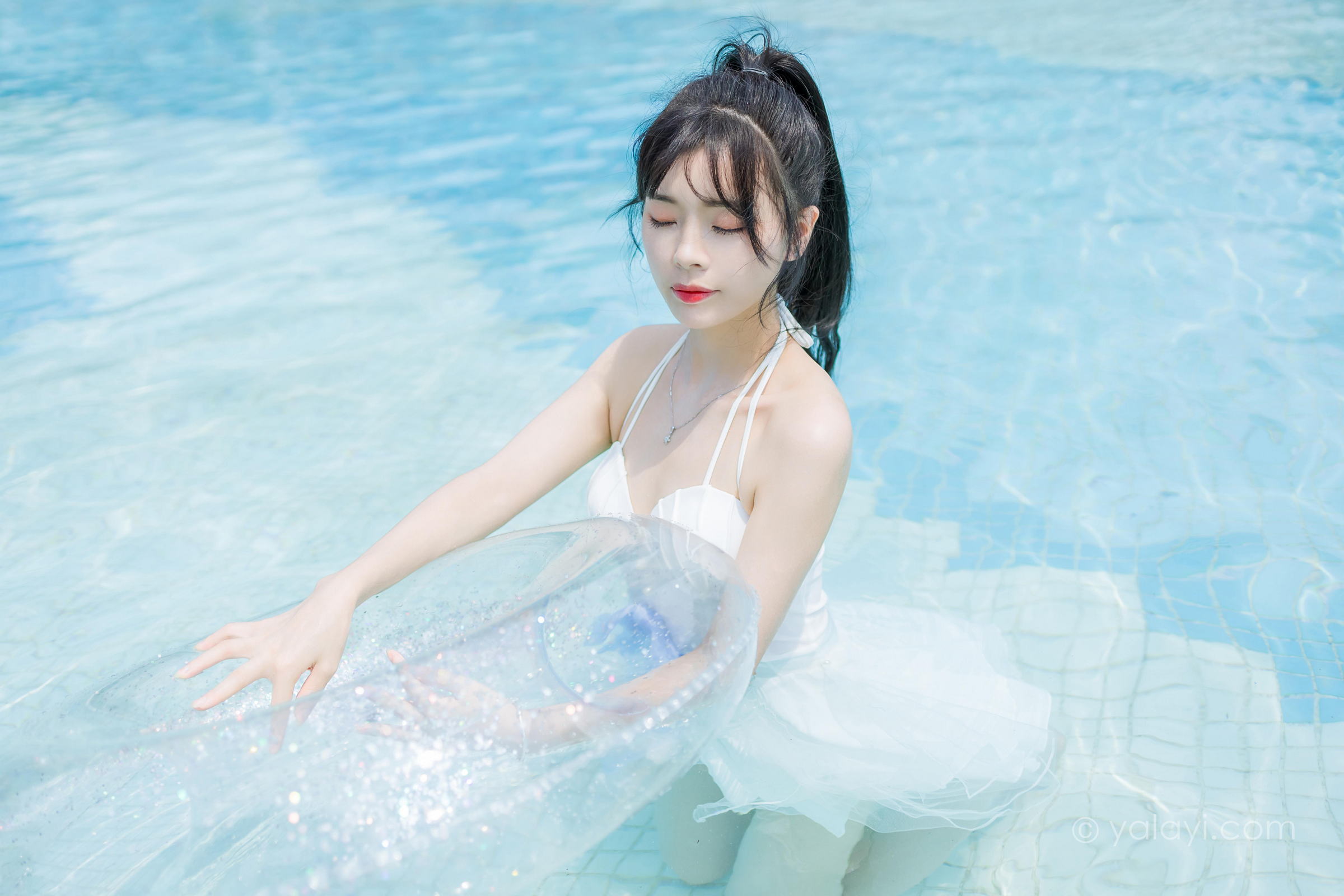 [YALAYI雅拉伊]2022.11.12 美人鱼 程小蝶 白色吊带比基尼泳装小短裙性感写真集第4张