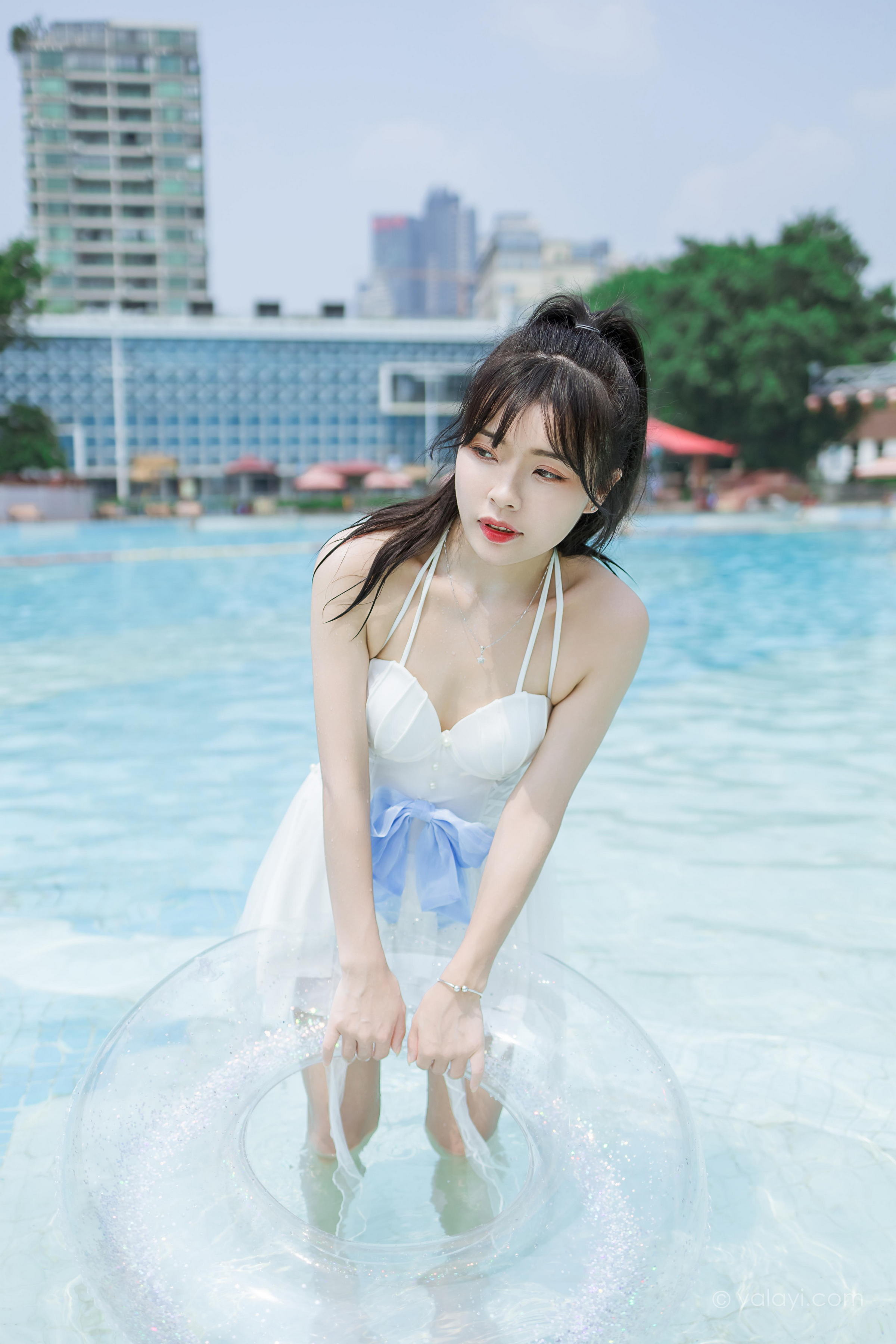 [YALAYI雅拉伊]2022.11.12 美人鱼 程小蝶 白色吊带比基尼泳装小短裙性感写真集第9张