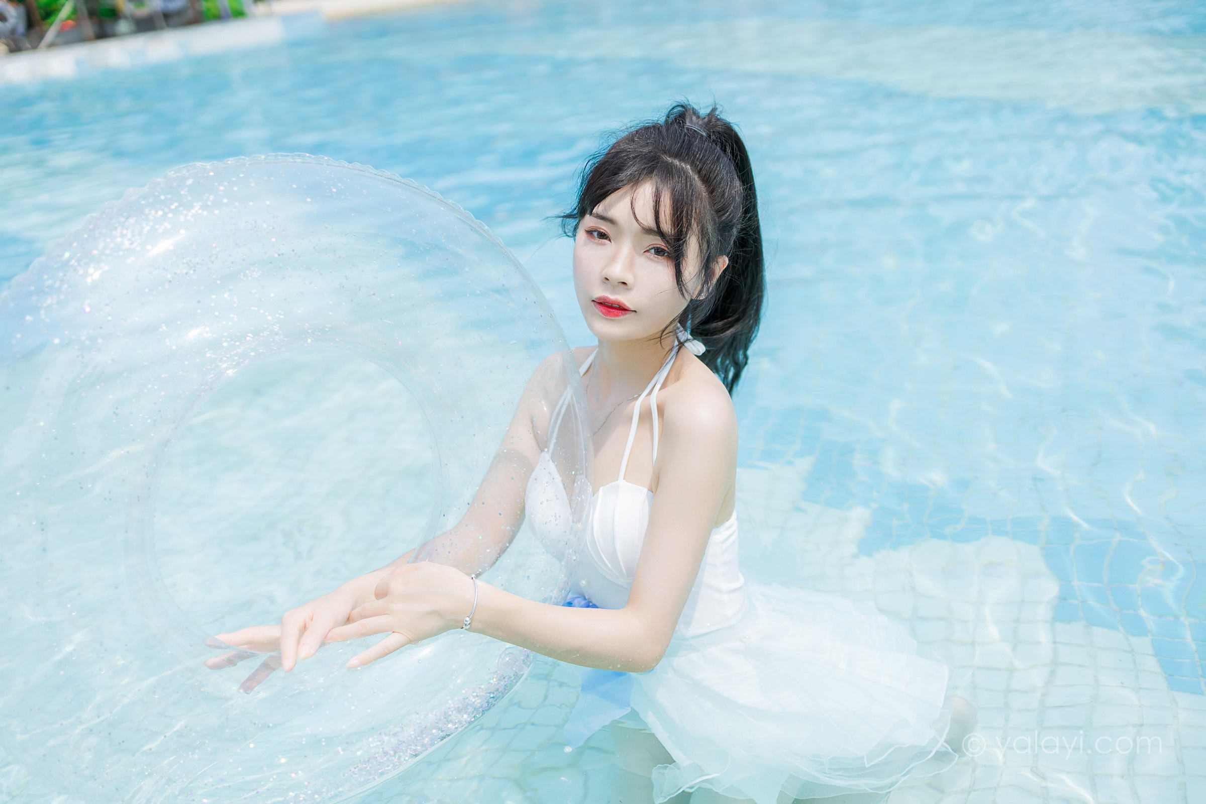 [YALAYI雅拉伊]2022.11.12 美人鱼 程小蝶 白色吊带比基尼泳装小短裙性感写真集第3张