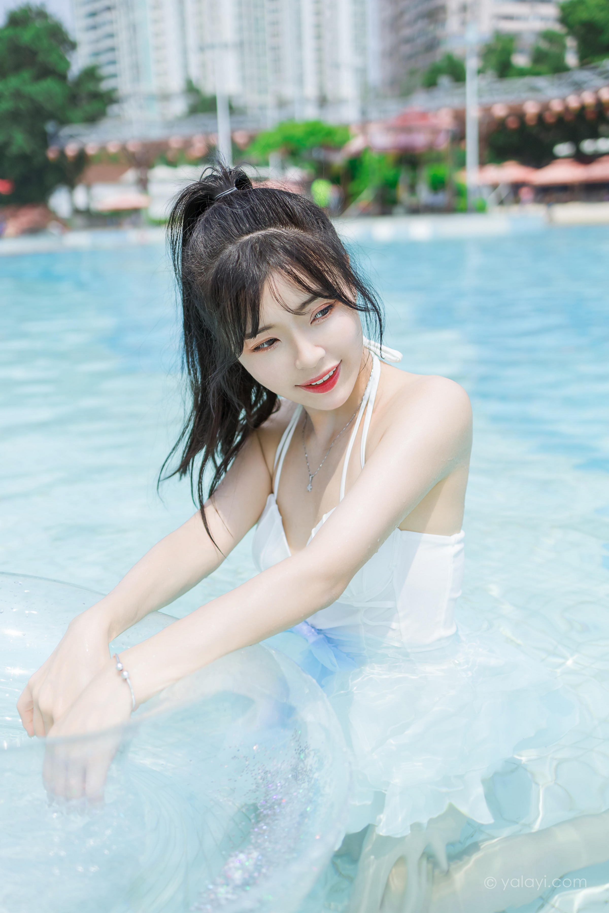 [YALAYI雅拉伊]2022.11.12 美人鱼 程小蝶 白色吊带比基尼泳装小短裙性感写真集第7张