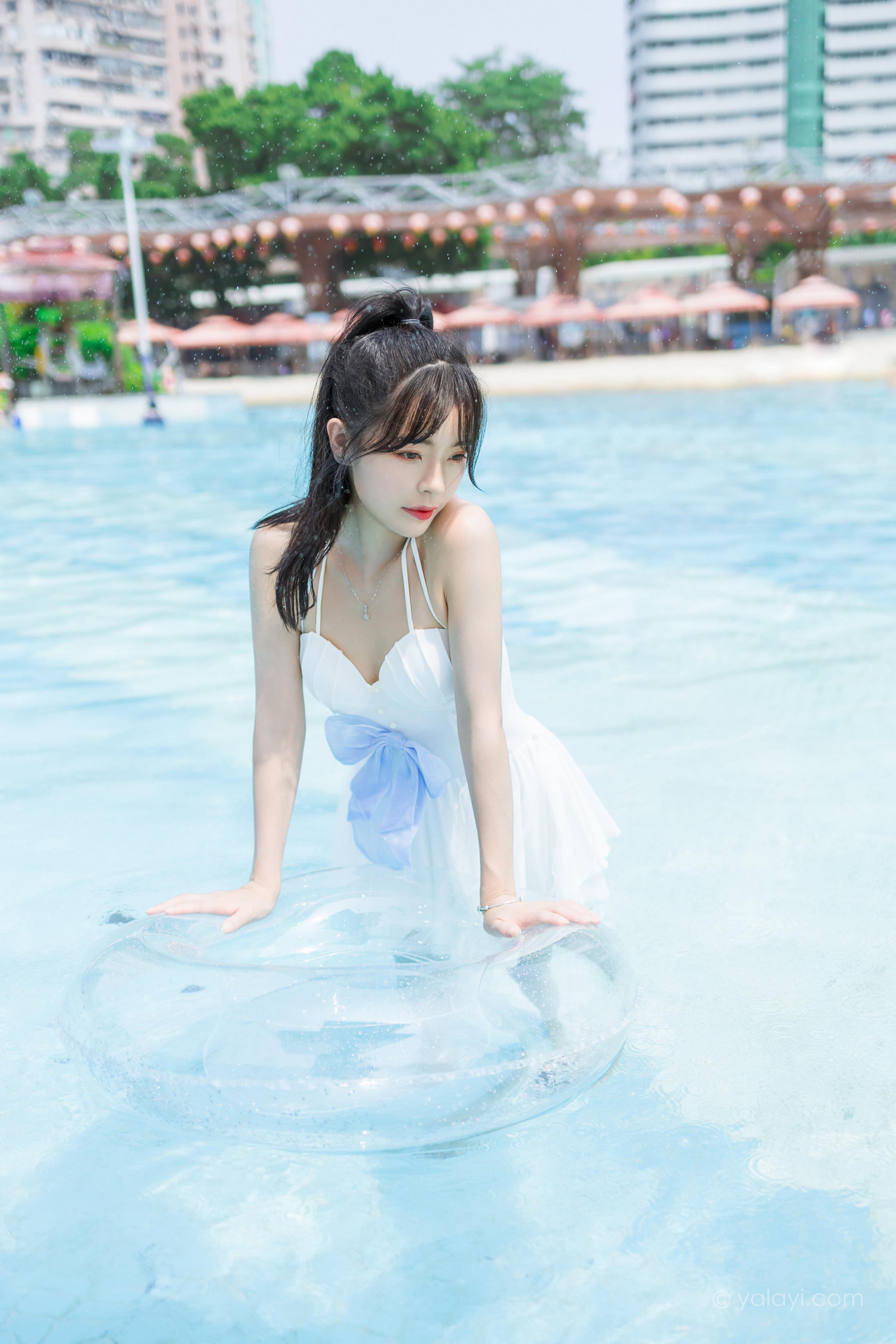 [YALAYI雅拉伊]2022.11.12 美人鱼 程小蝶 白色吊带比基尼泳装小短裙性感写真集第3张