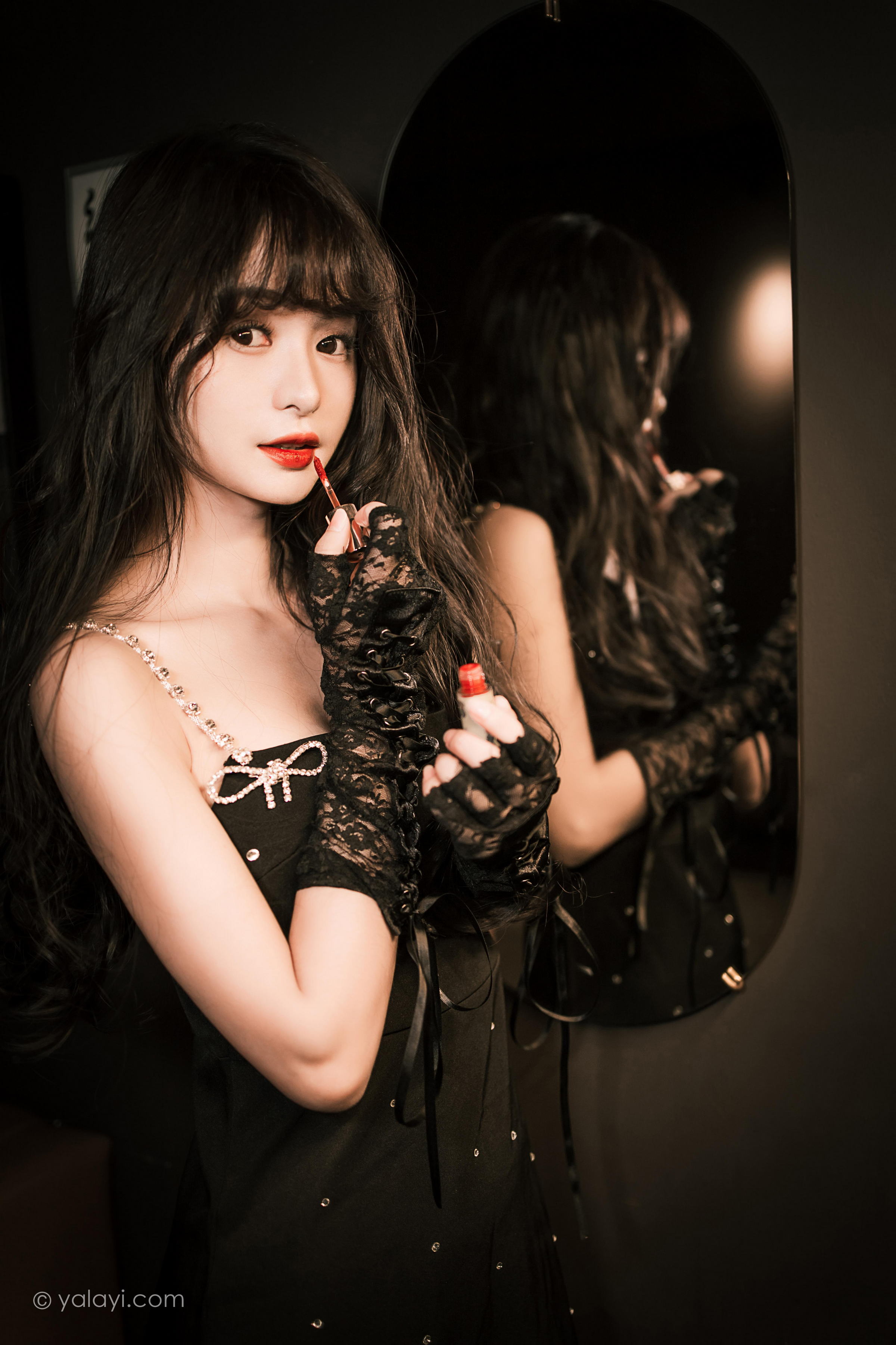 [YALAYI雅拉伊]2022.11.22 一丝忧郁 小亭 黑色吊带连衣裙加黑丝美腿性感复古写真集第11张