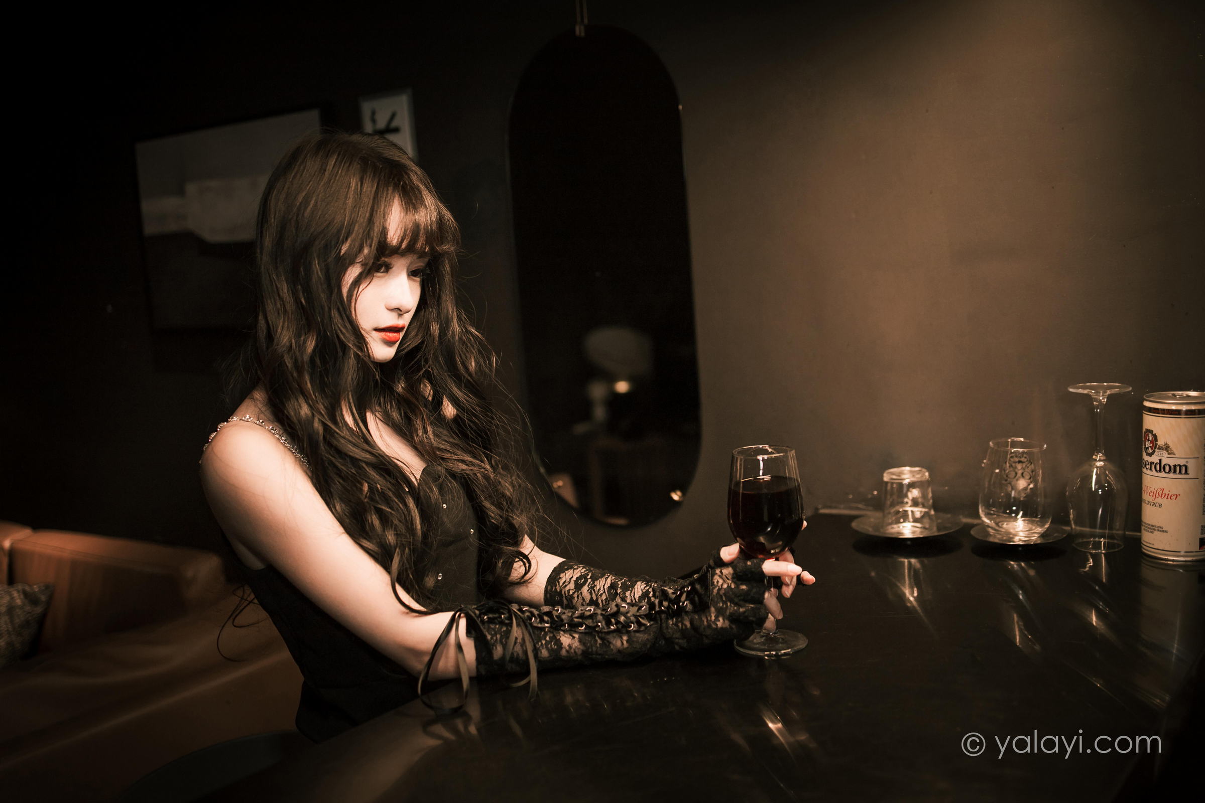 [YALAYI雅拉伊]2022.11.22 一丝忧郁 小亭 黑色吊带连衣裙加黑丝美腿性感复古写真集第13张