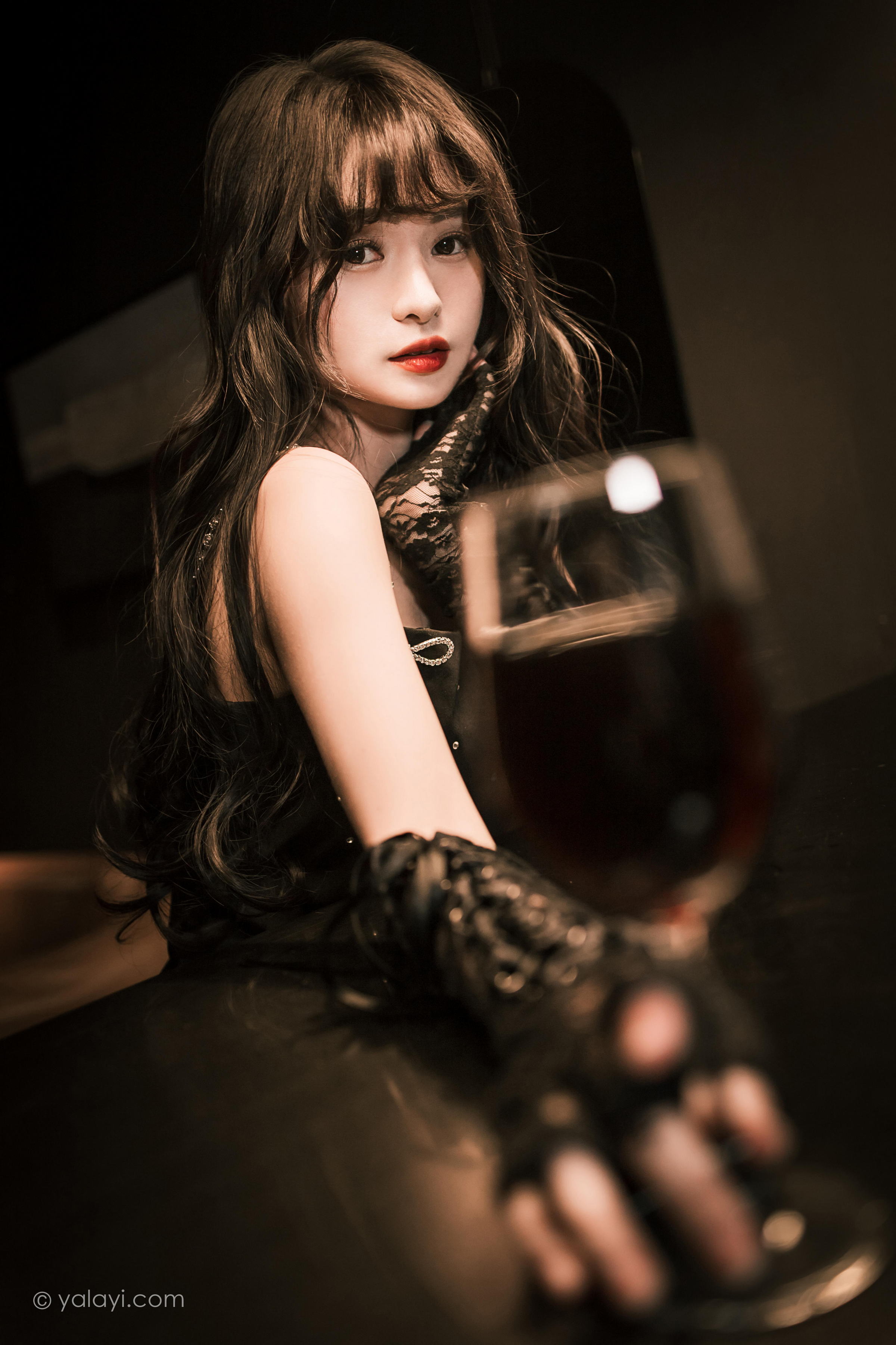 [YALAYI雅拉伊]2022.11.22 一丝忧郁 小亭 黑色吊带连衣裙加黑丝美腿性感复古写真集第14张