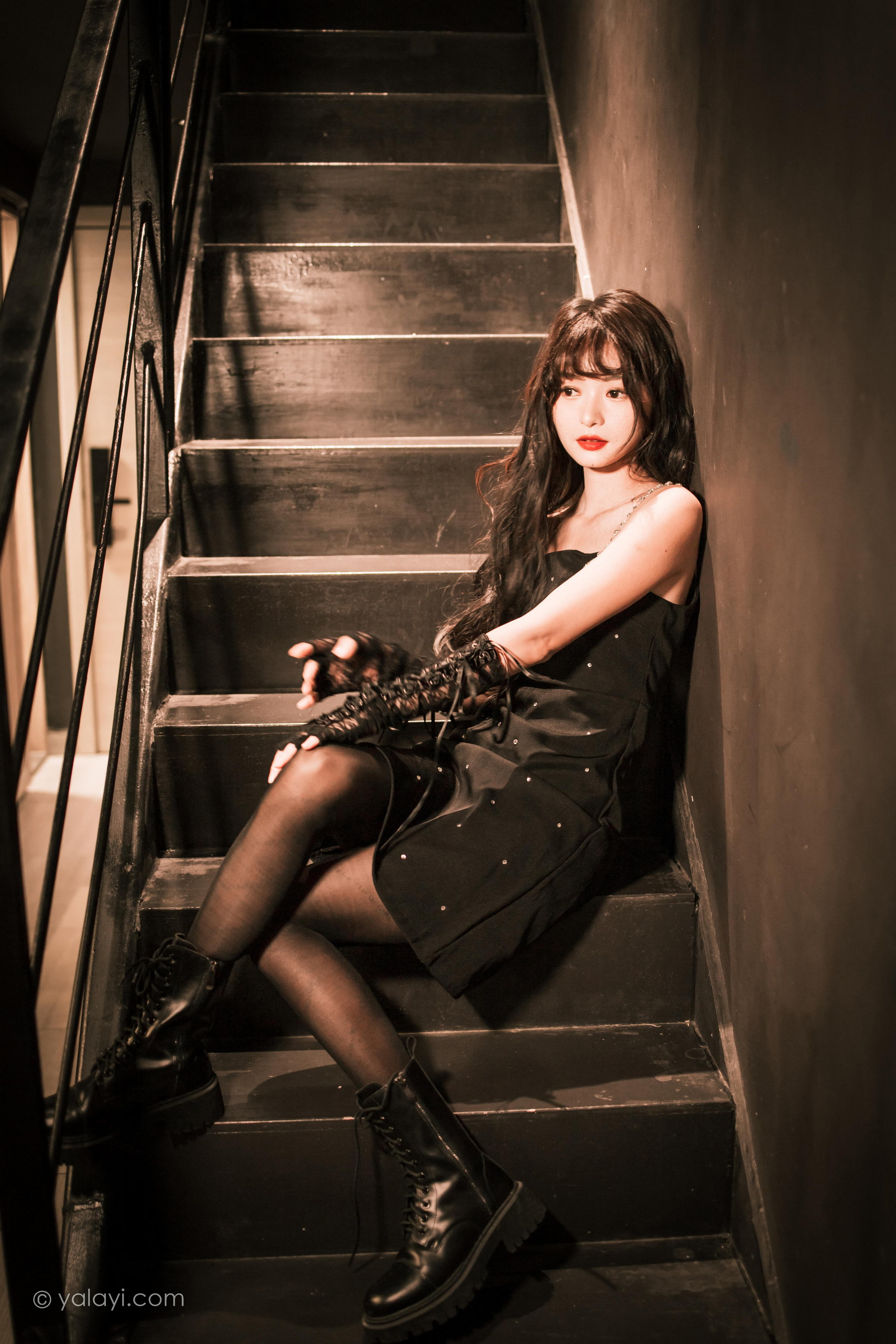 [YALAYI雅拉伊]2022.11.22 一丝忧郁 小亭 黑色吊带连衣裙加黑丝美腿性感复古写真集第7张