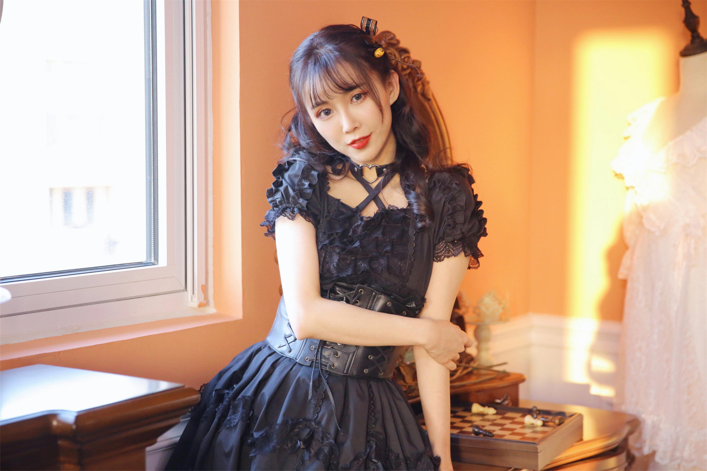 [YALAYI雅拉伊]2022.11.26 性感小妖精 黑色塑身蕾丝连衣裙复古私房写真集第7张