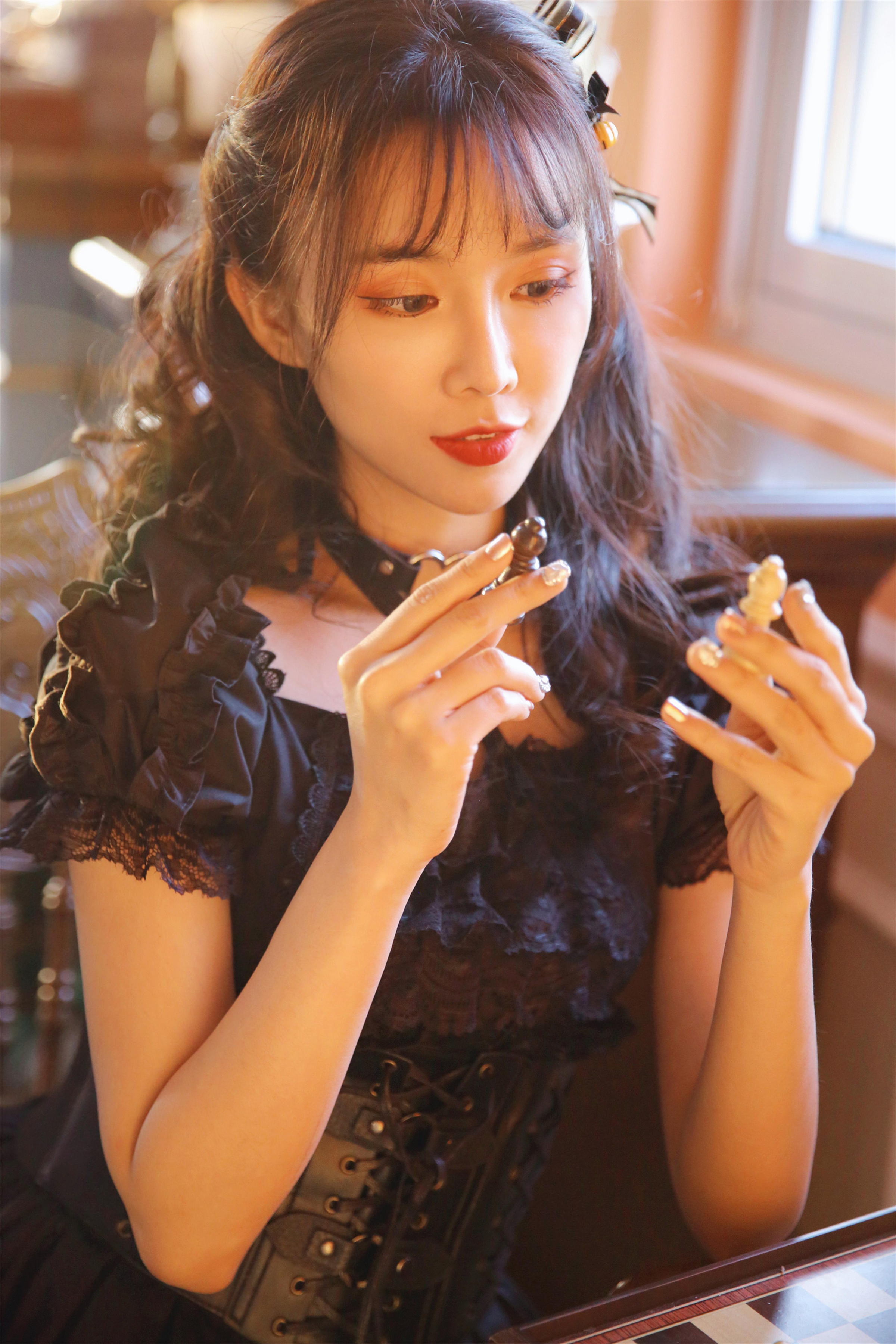 [YALAYI雅拉伊]2022.11.26 性感小妖精 黑色塑身蕾丝连衣裙复古私房写真集第6张