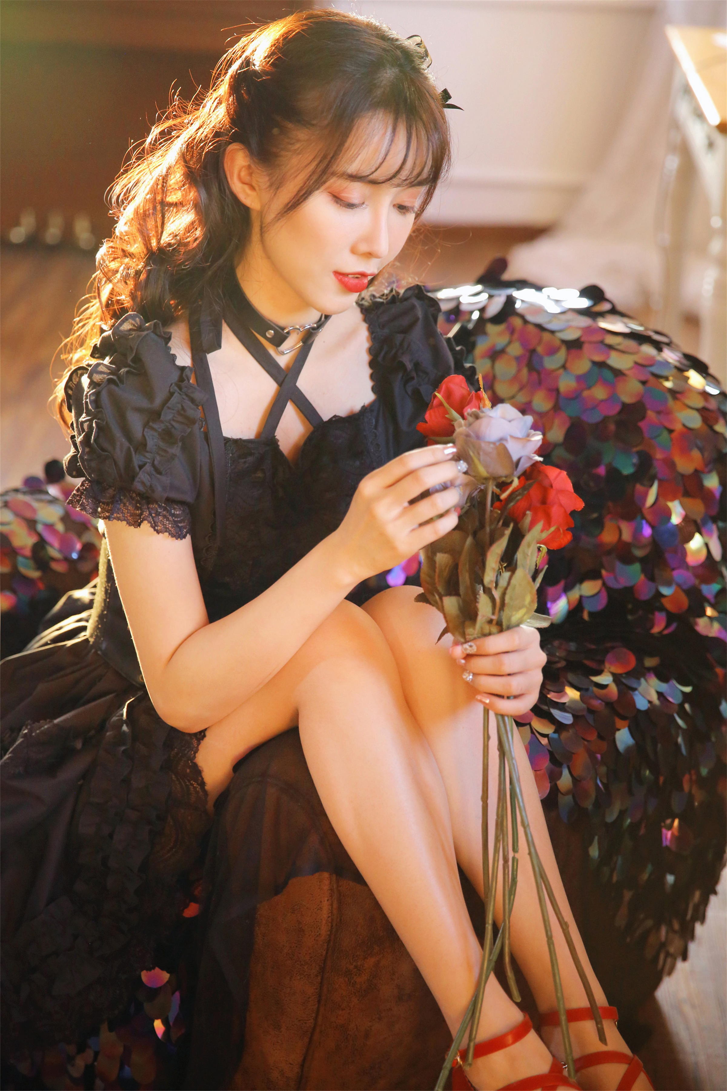 [YALAYI雅拉伊]2022.11.26 性感小妖精 黑色塑身蕾丝连衣裙复古私房写真集第4张