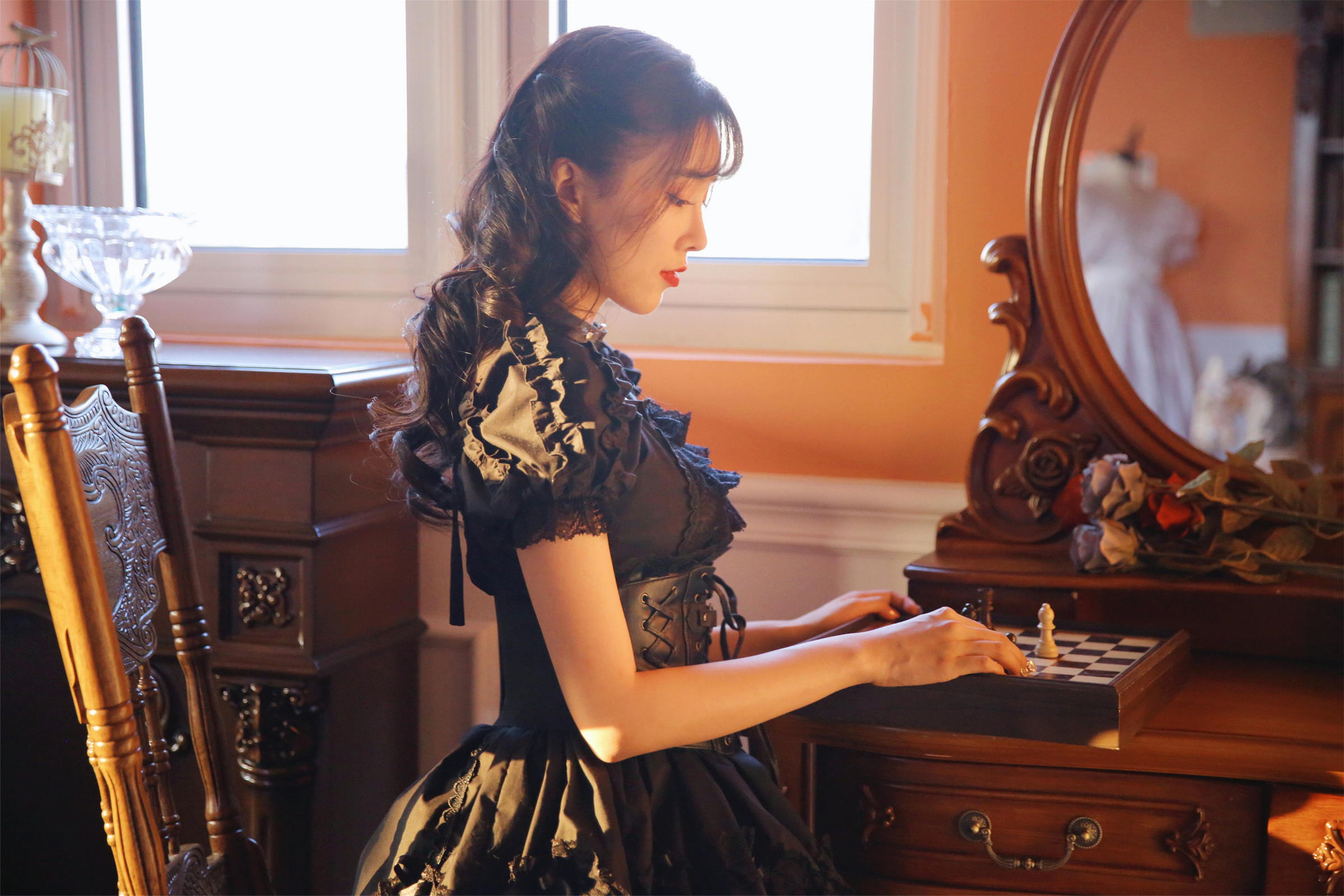 [YALAYI雅拉伊]2022.11.26 性感小妖精 黑色塑身蕾丝连衣裙复古私房写真集第5张