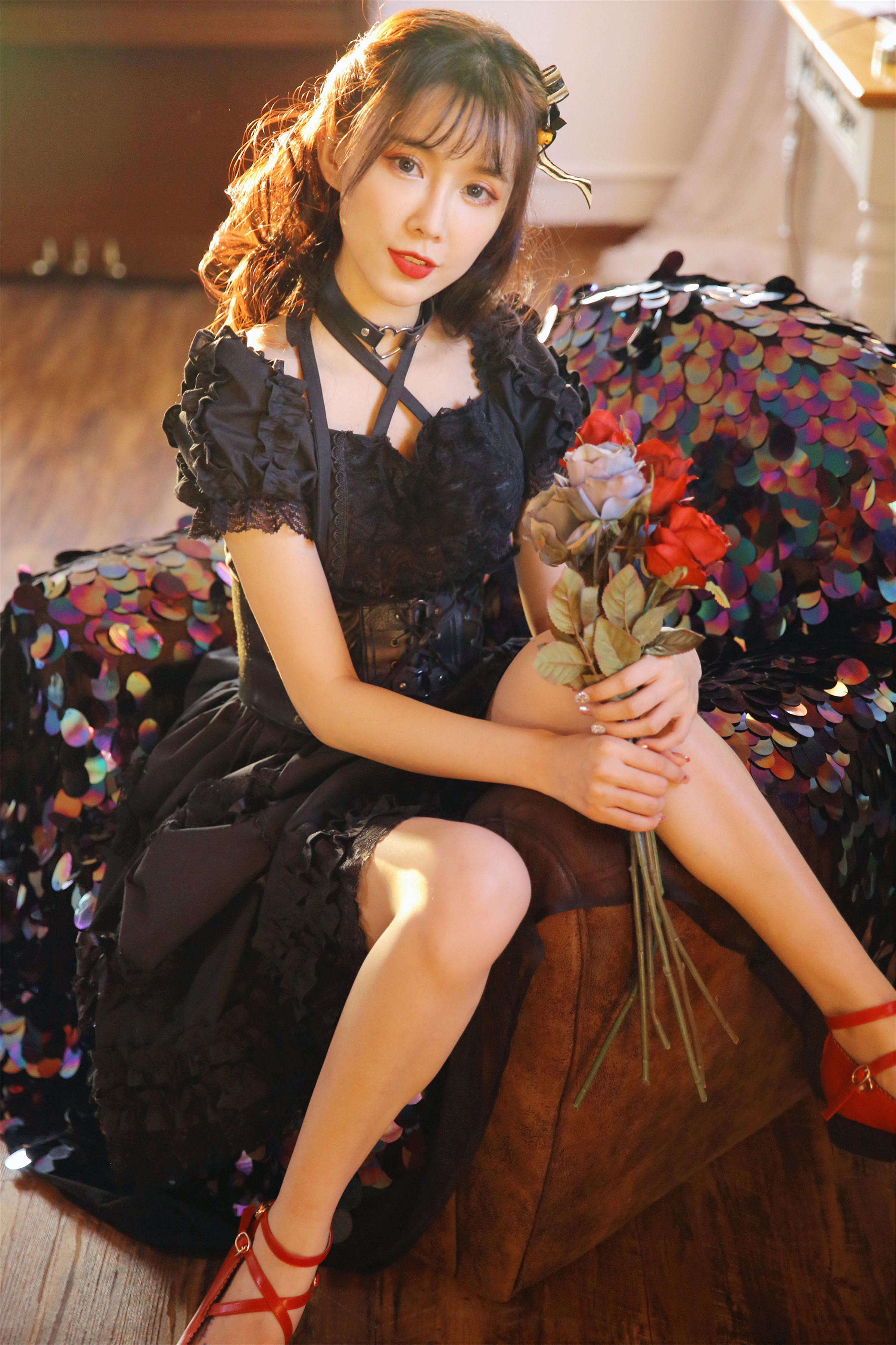 [YALAYI雅拉伊]2022.11.26 性感小妖精 黑色塑身蕾丝连衣裙复古私房写真集第4张