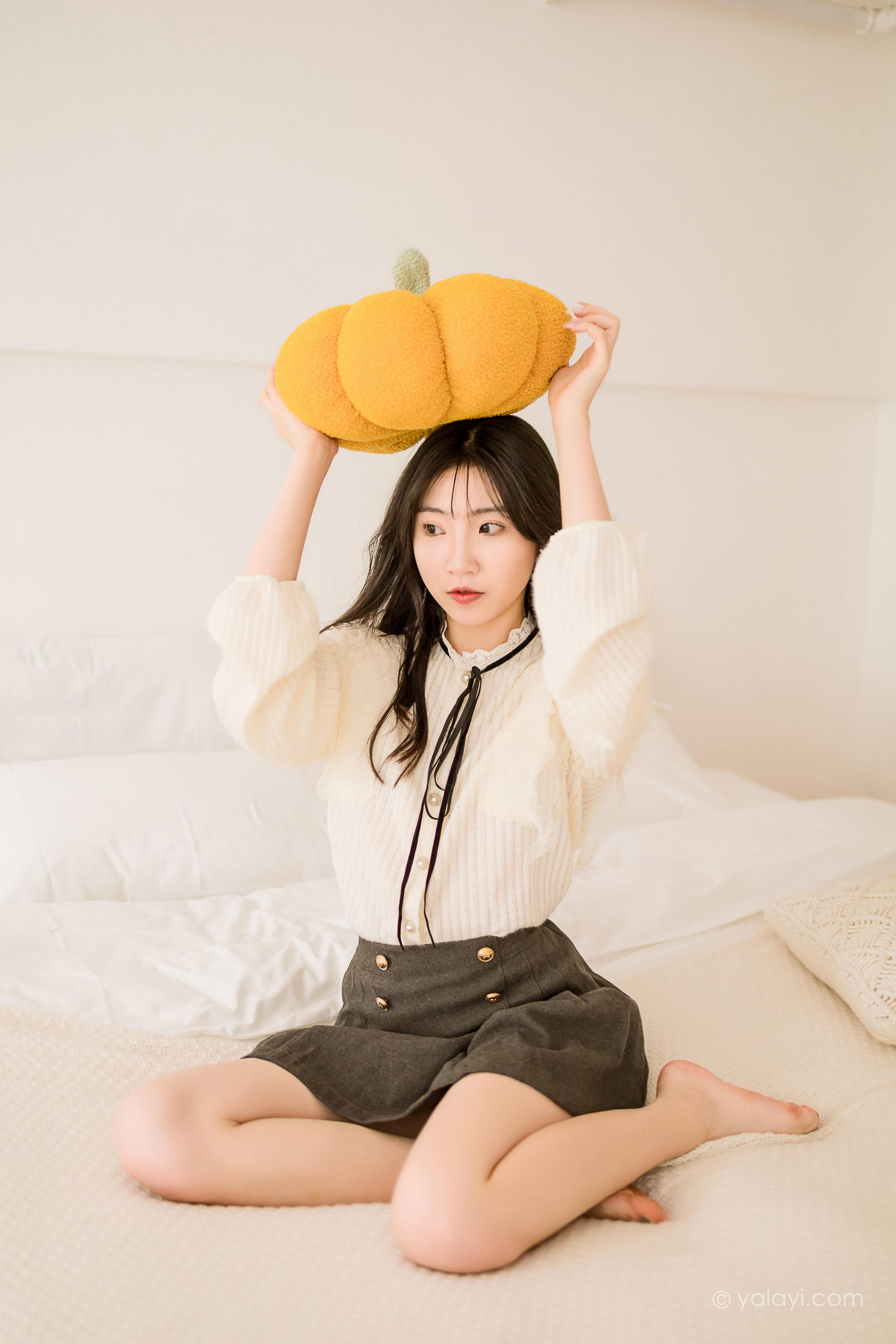 [YALAYI雅拉伊]2022.12.05 大幸福 小乔 白色镂空衬衫加灰色短裙居家清纯写真集第3张