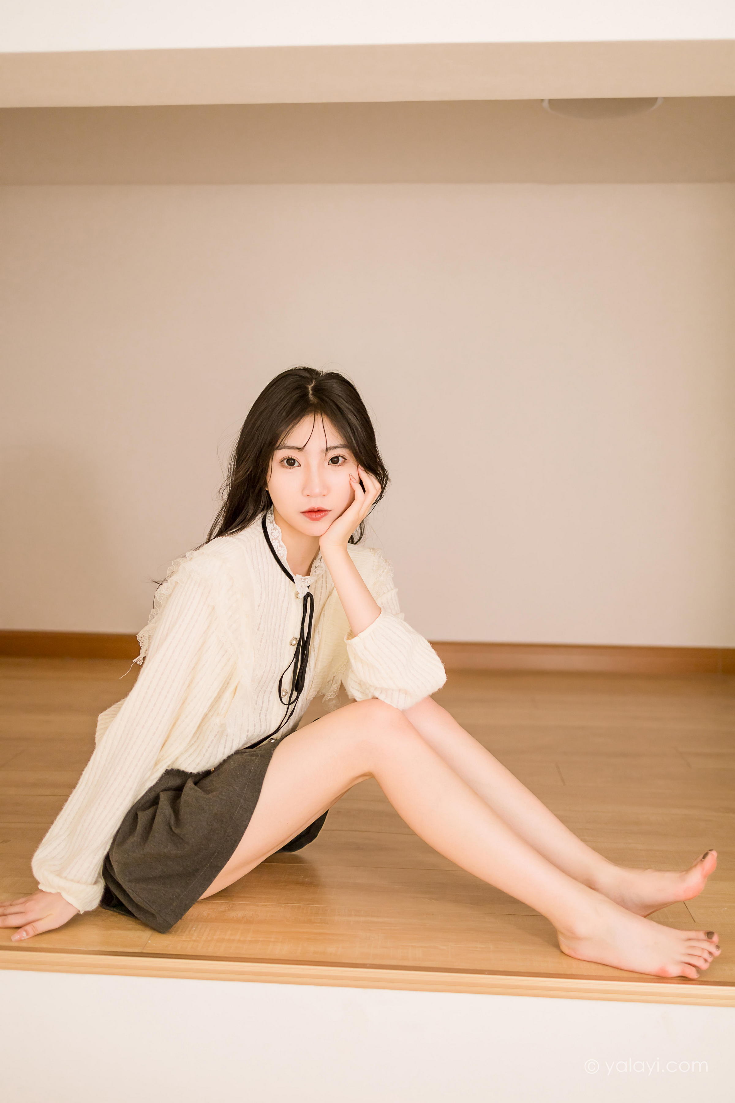 [YALAYI雅拉伊]2022.12.05 大幸福 小乔 白色镂空衬衫加灰色短裙居家清纯写真集第15张