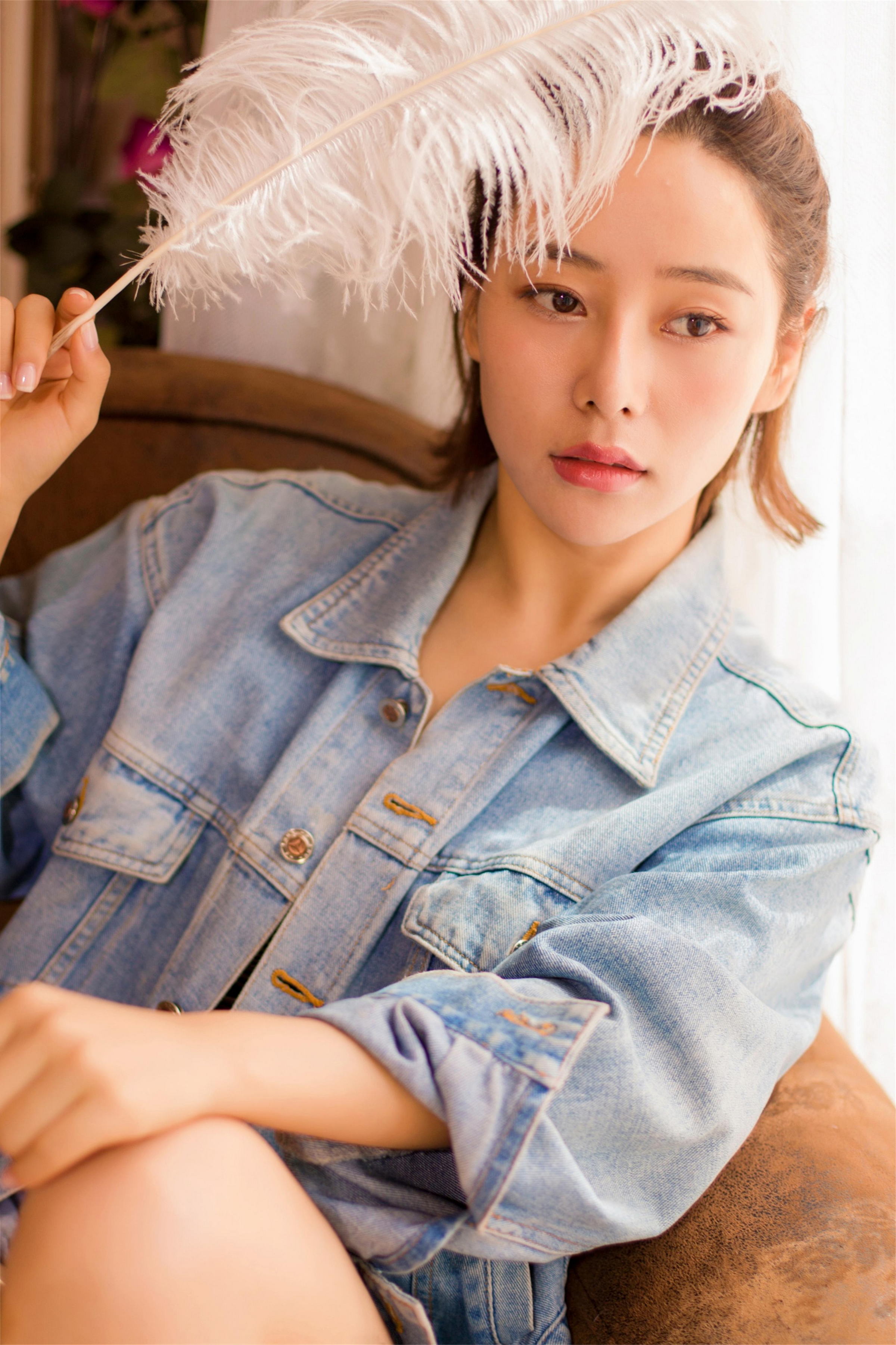 [YALAYI雅拉伊]2022.12.08 不负遇见 小乔 牛仔外套与吊带小背心加白色短裤性感私房写真集第5张