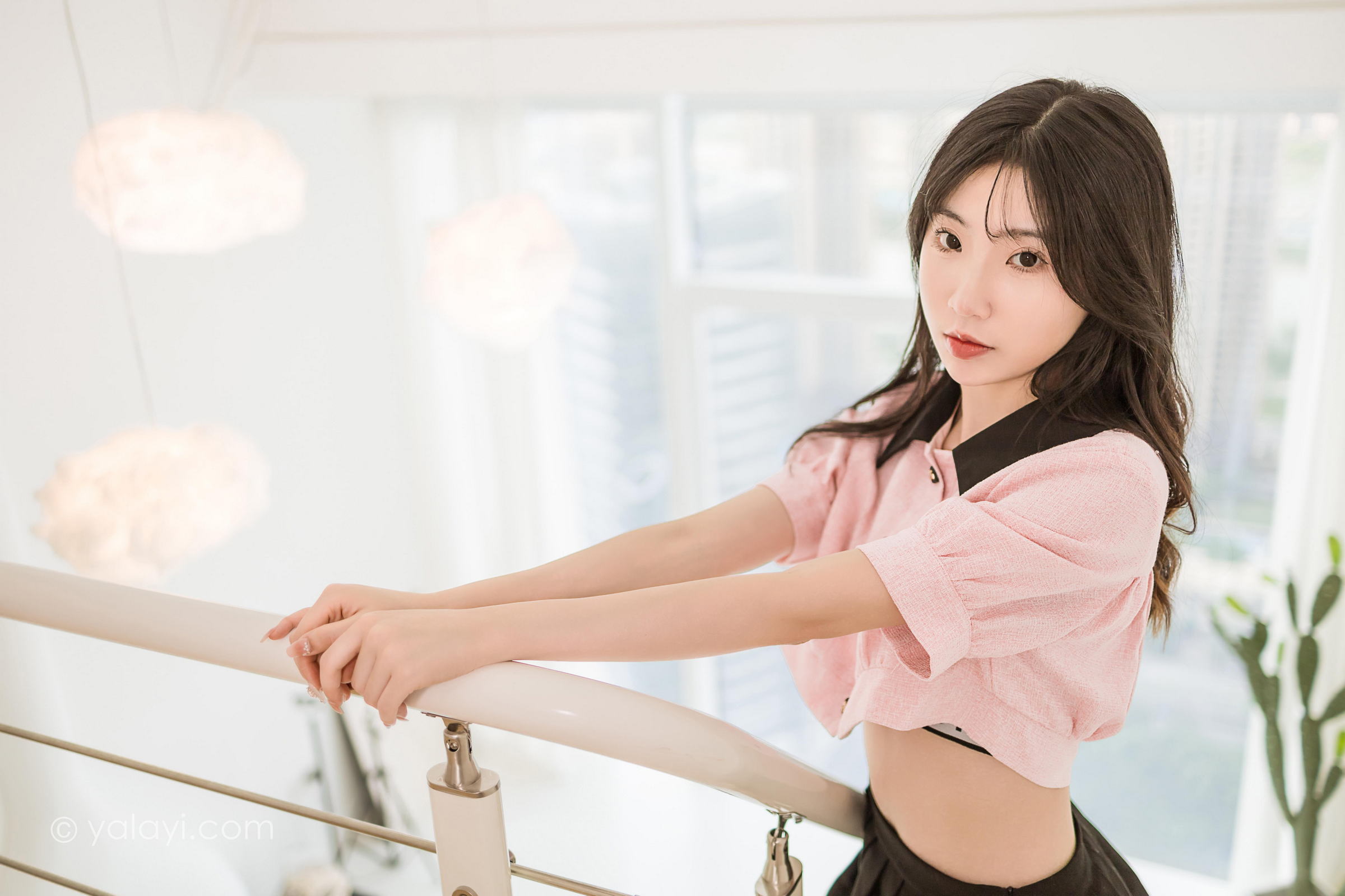 [YALAYI雅拉伊]2022.12.16 牛奶糖 小乔 粉色露腰小外套加黑色百褶短裙清纯写真集第9张