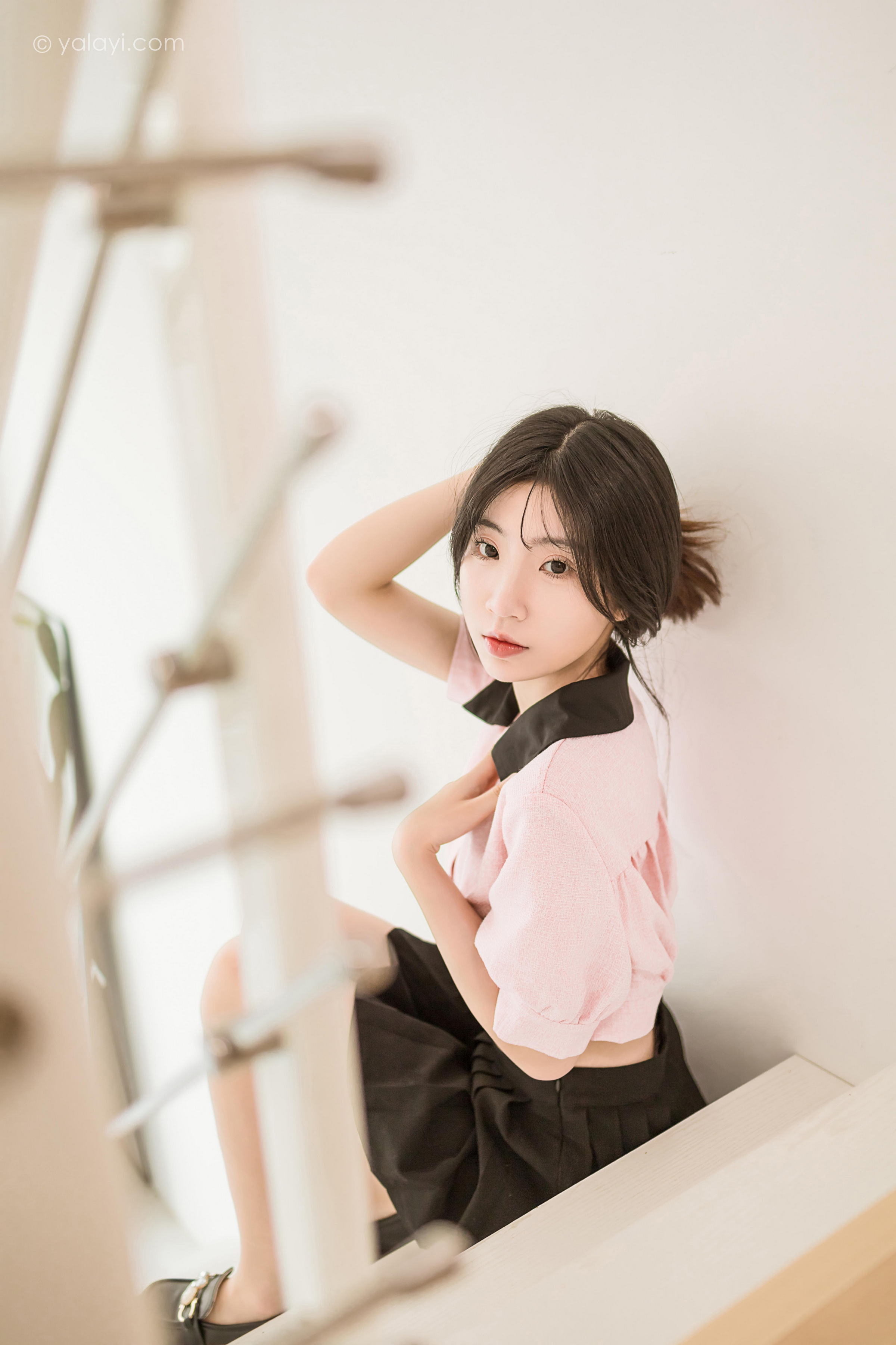 [YALAYI雅拉伊]2022.12.16 牛奶糖 小乔 粉色露腰小外套加黑色百褶短裙清纯写真集第9张