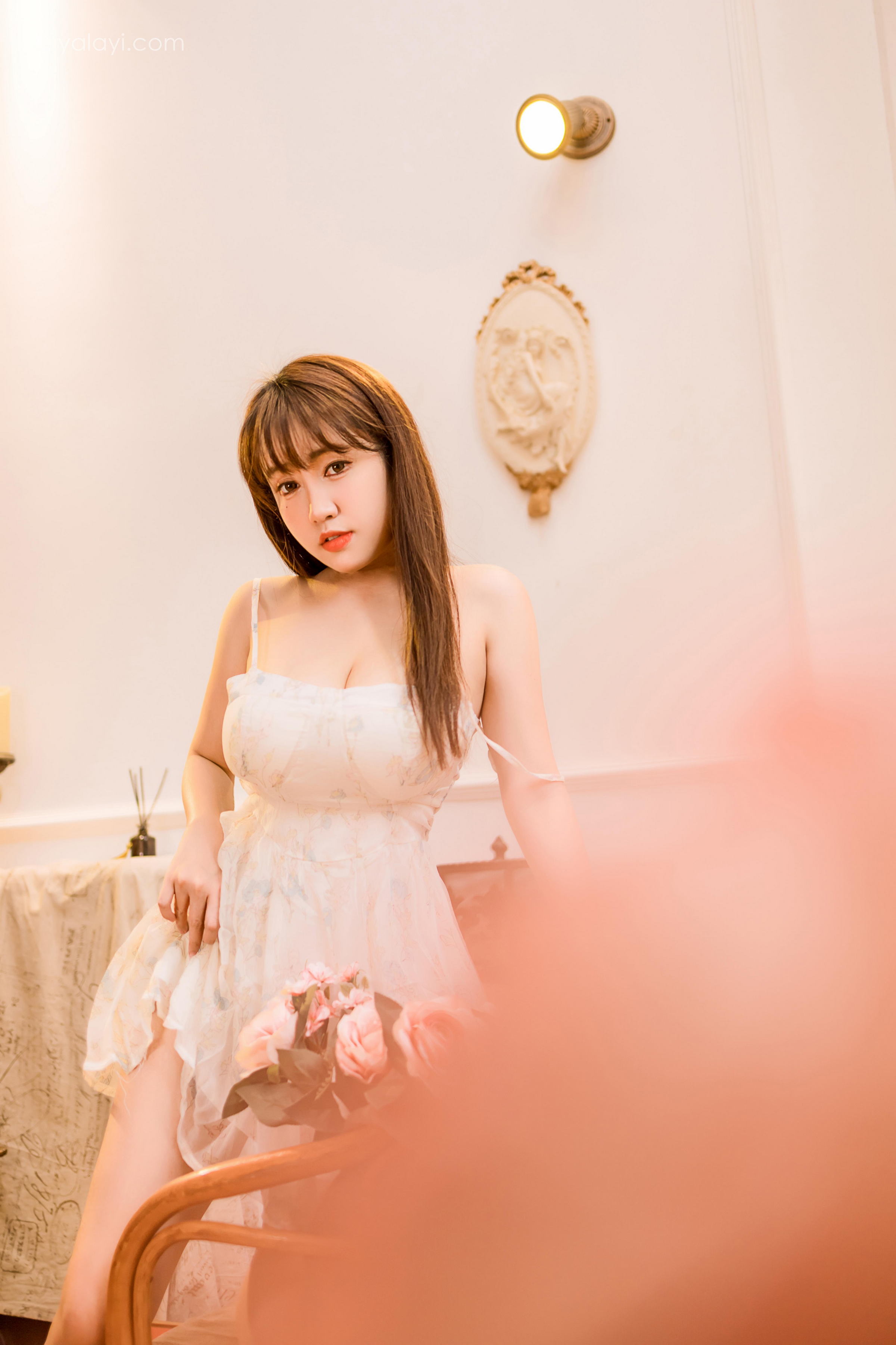 [YALAYI雅拉伊]2022.12.23 小小的世界 虞艺 白色紧身吊带连衣裙配傲人胸围性感私房写真集第5张