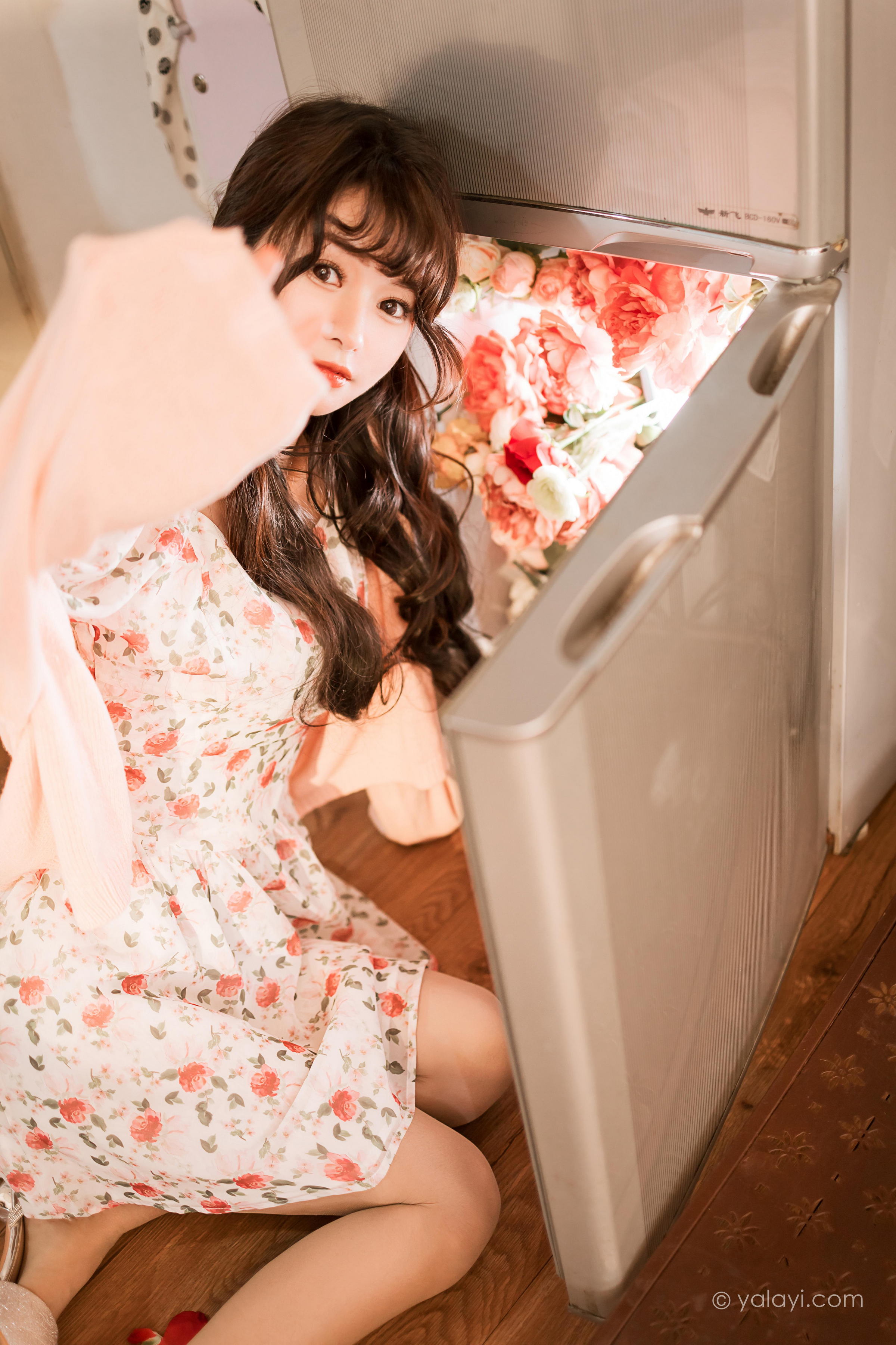 [YALAYI雅拉伊]2022.12.30 第一眼就喜欢上你 小亭 白色围裙加粉色碎花连衣裙居家清纯写真集第9张
