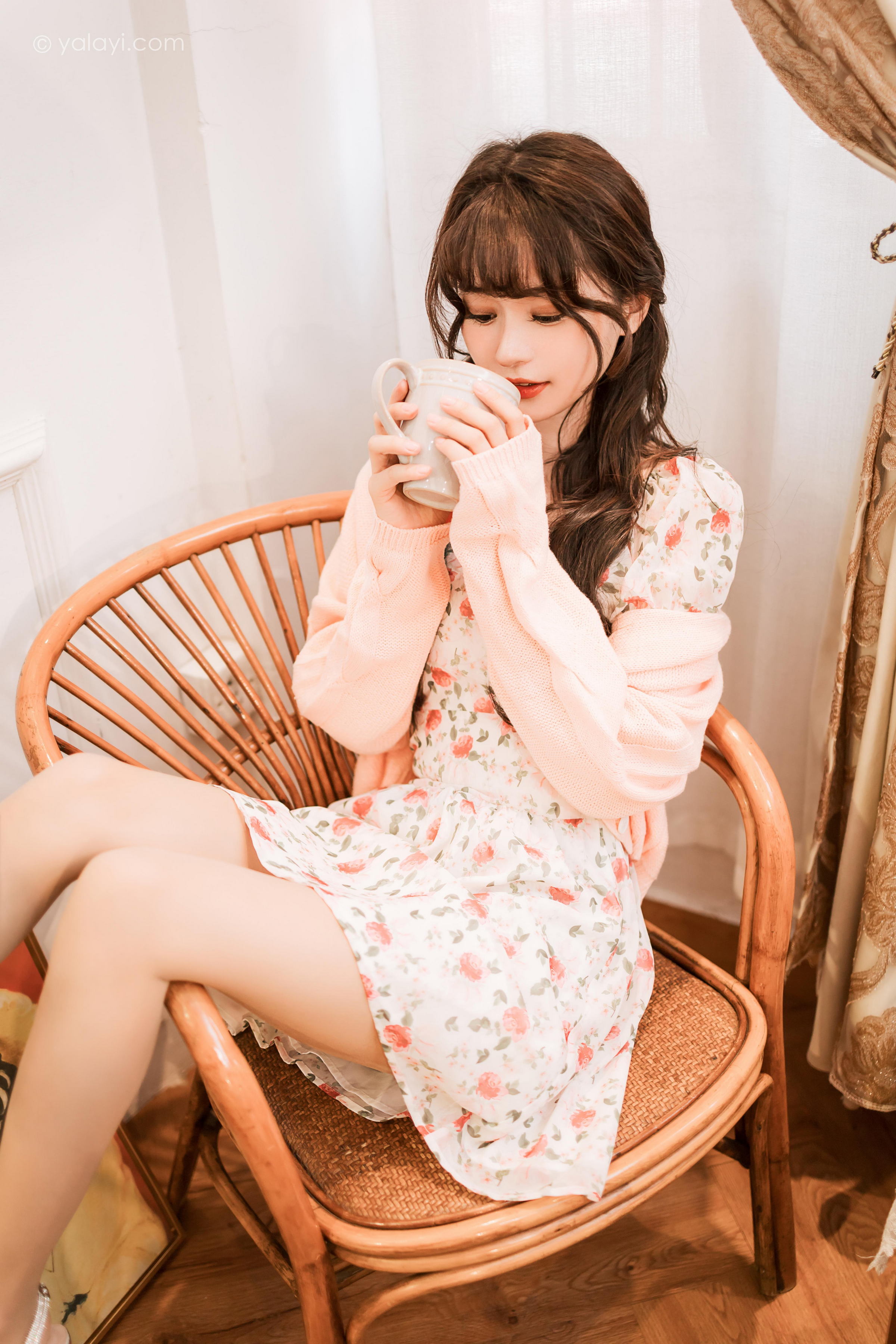 [YALAYI雅拉伊]2022.12.30 第一眼就喜欢上你 小亭 白色围裙加粉色碎花连衣裙居家清纯写真集第10张