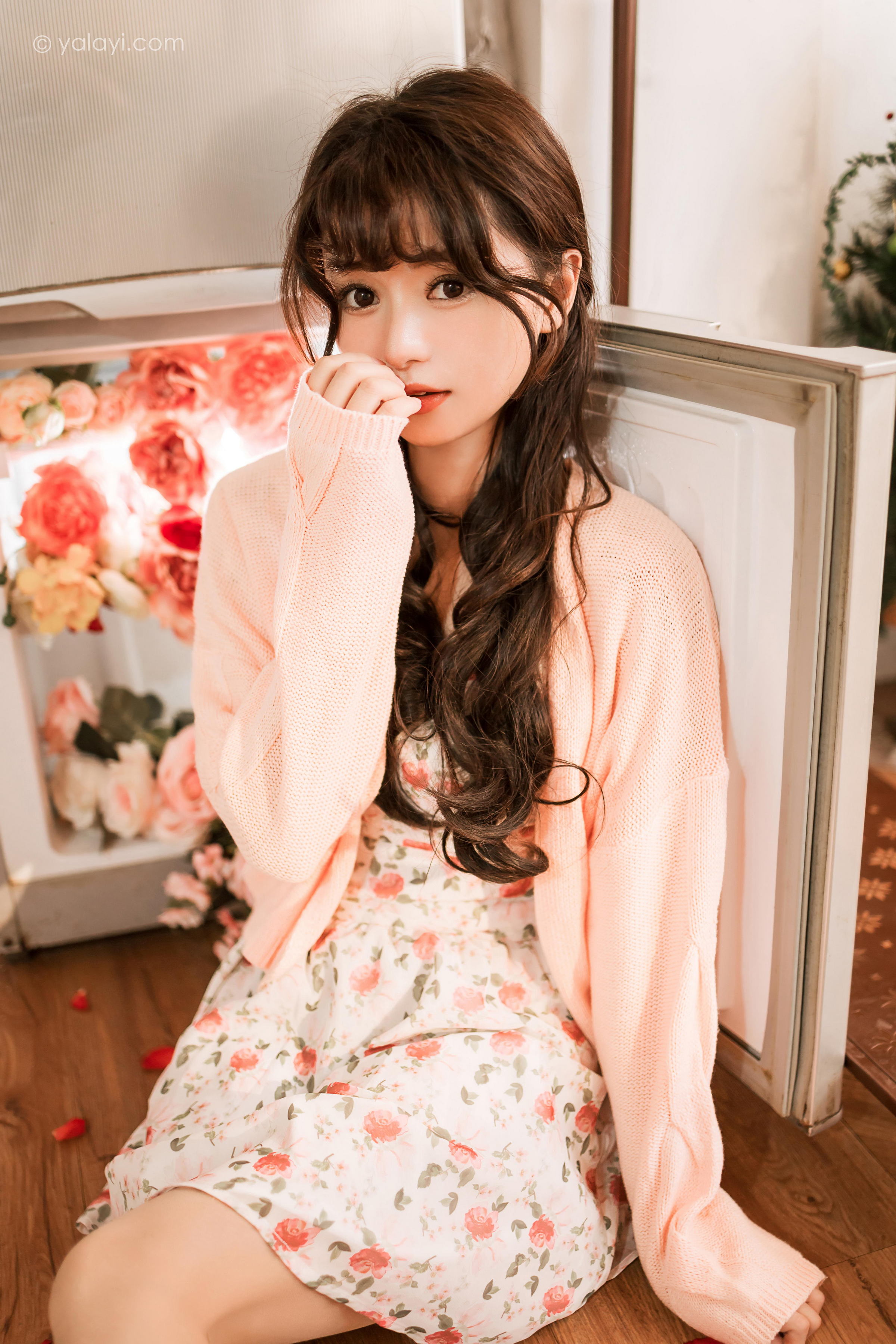 [YALAYI雅拉伊]2022.12.30 第一眼就喜欢上你 小亭 白色围裙加粉色碎花连衣裙居家清纯写真集第12张