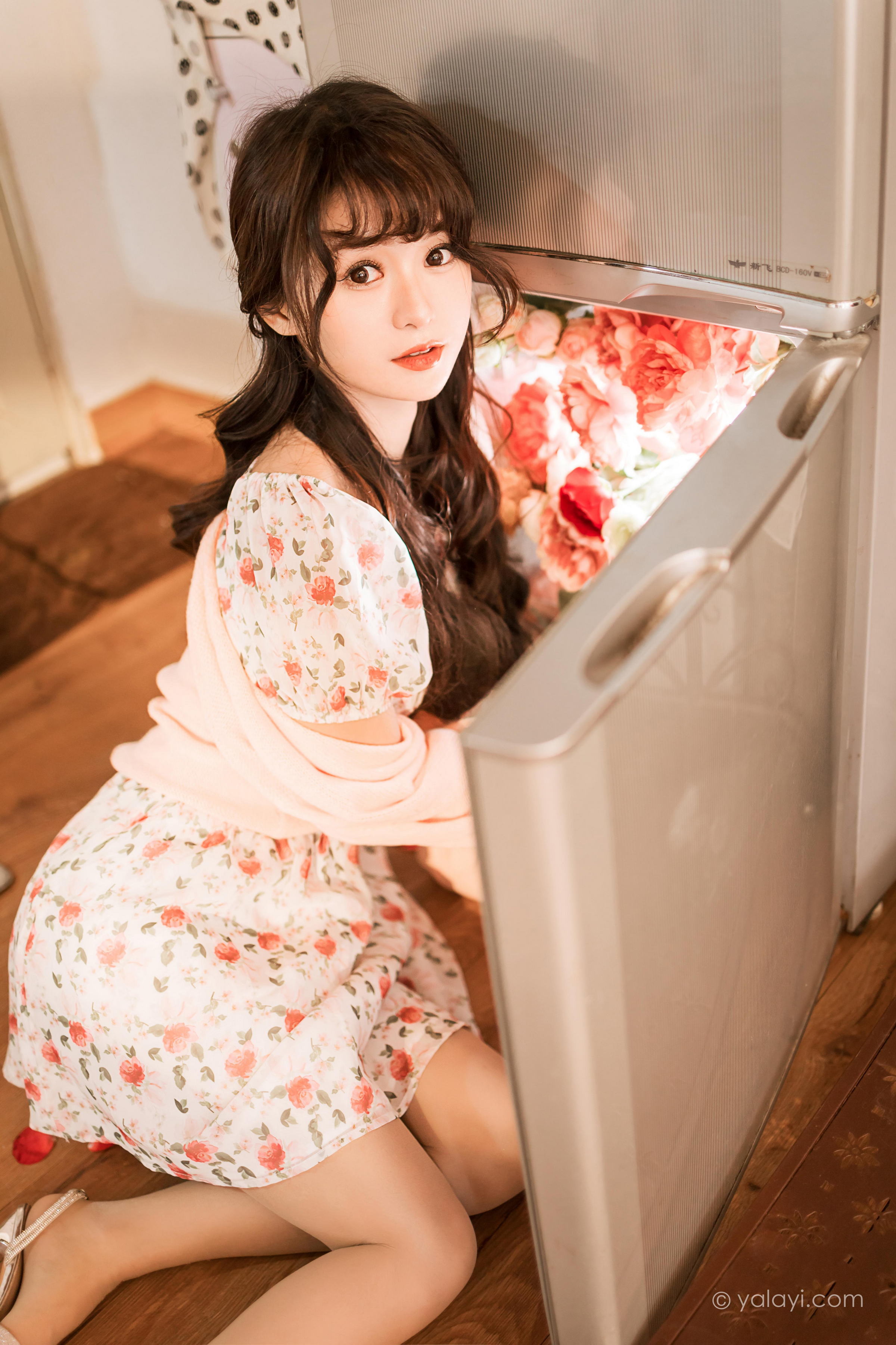 [YALAYI雅拉伊]2022.12.30 第一眼就喜欢上你 小亭 白色围裙加粉色碎花连衣裙居家清纯写真集第11张