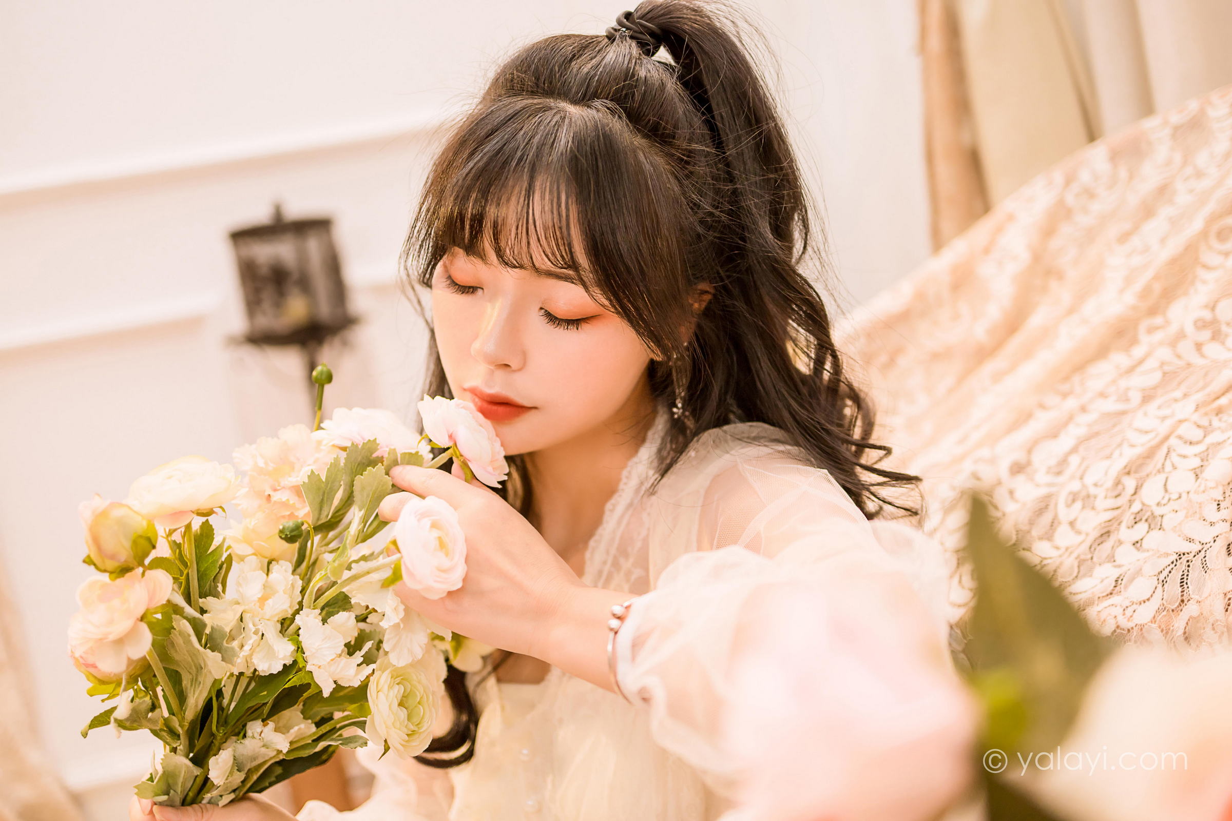 [YALAYI雅拉伊]2022.12.30 梦蝶 程小蝶 白色透视披肩加吊带蕾丝连衣裙清纯写真集第4张