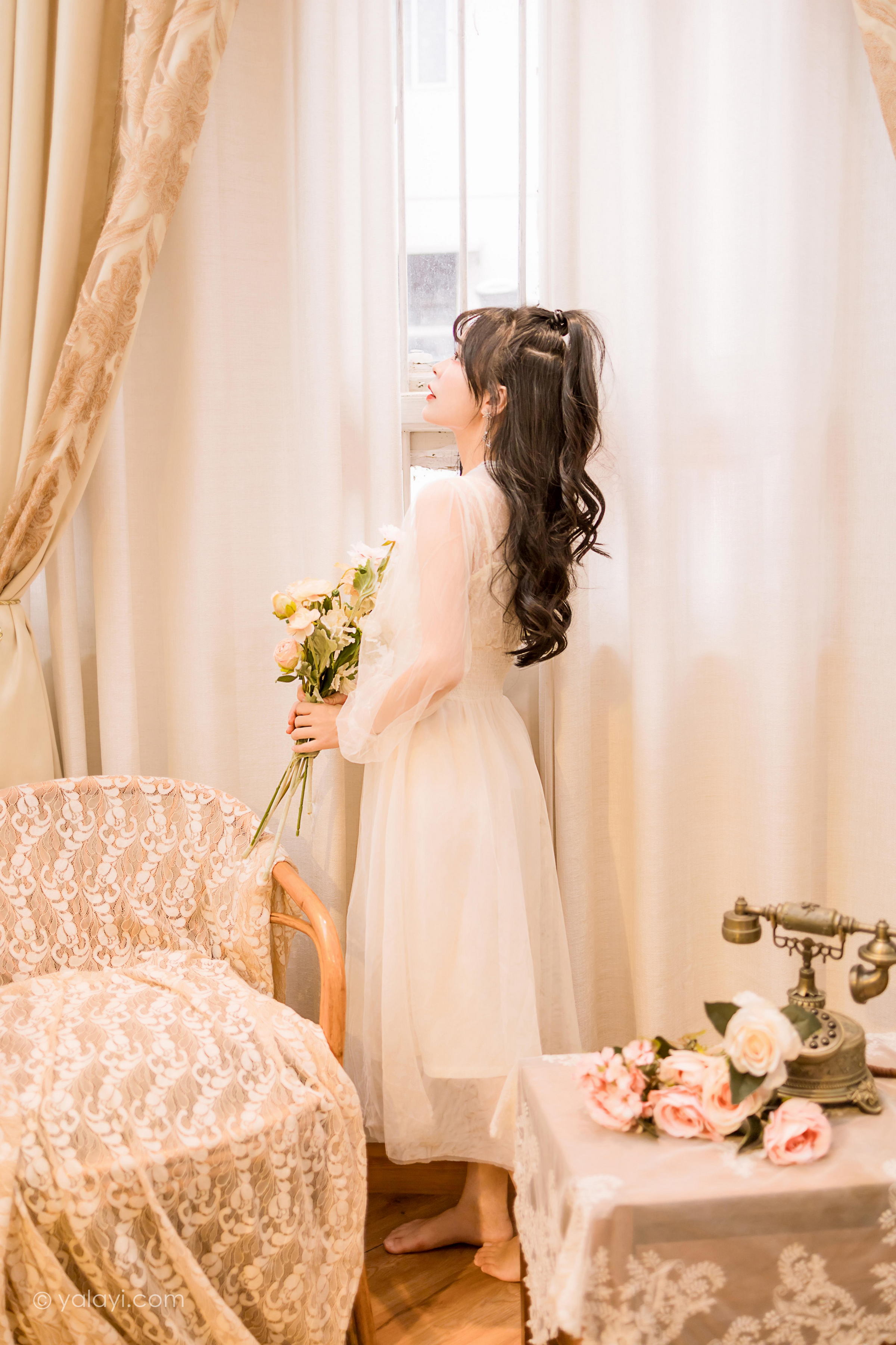 [YALAYI雅拉伊]2022.12.30 梦蝶 程小蝶 白色透视披肩加吊带蕾丝连衣裙清纯写真集第8张