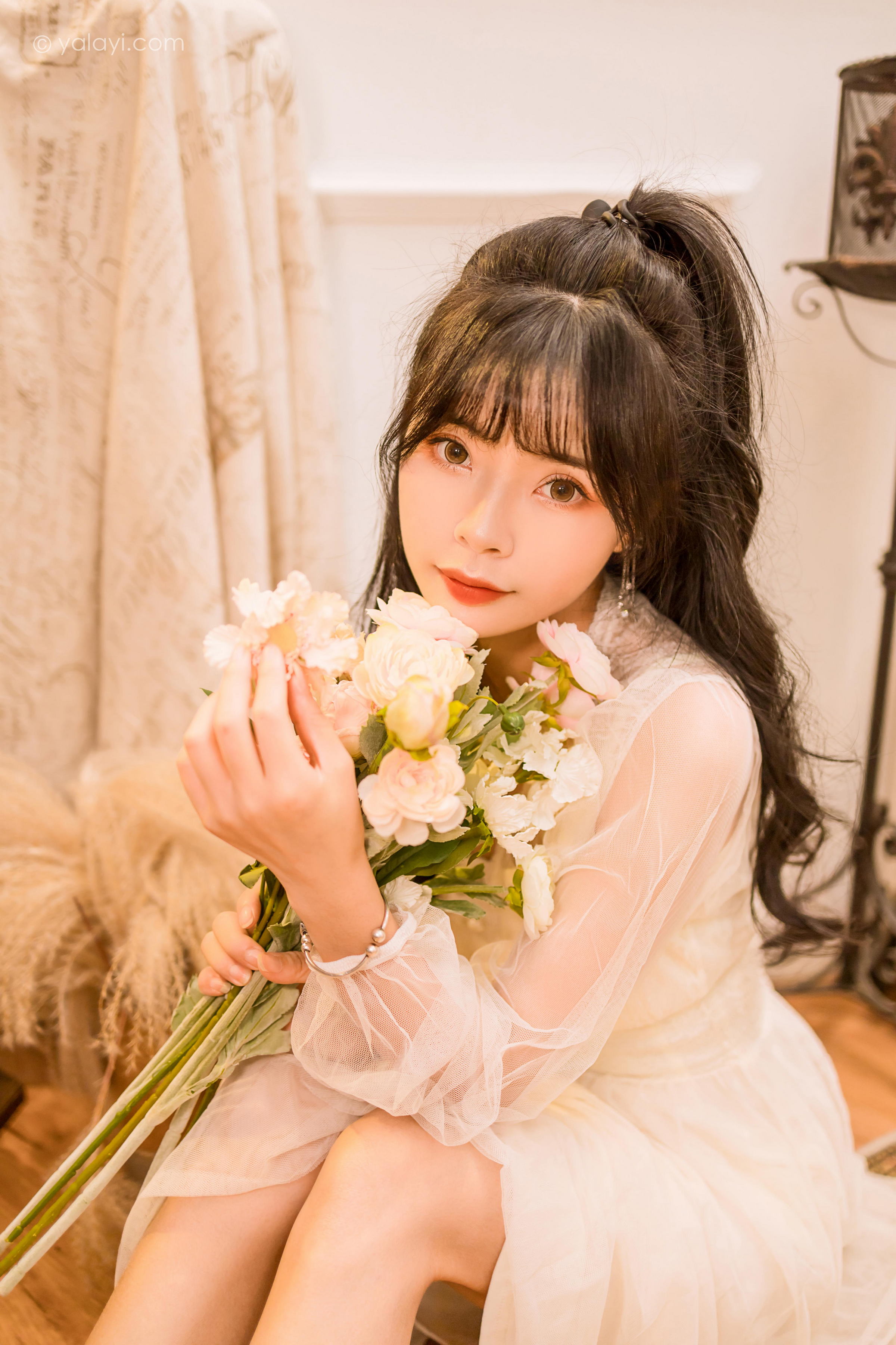 [YALAYI雅拉伊]2022.12.30 梦蝶 程小蝶 白色透视披肩加吊带蕾丝连衣裙清纯写真集第14张