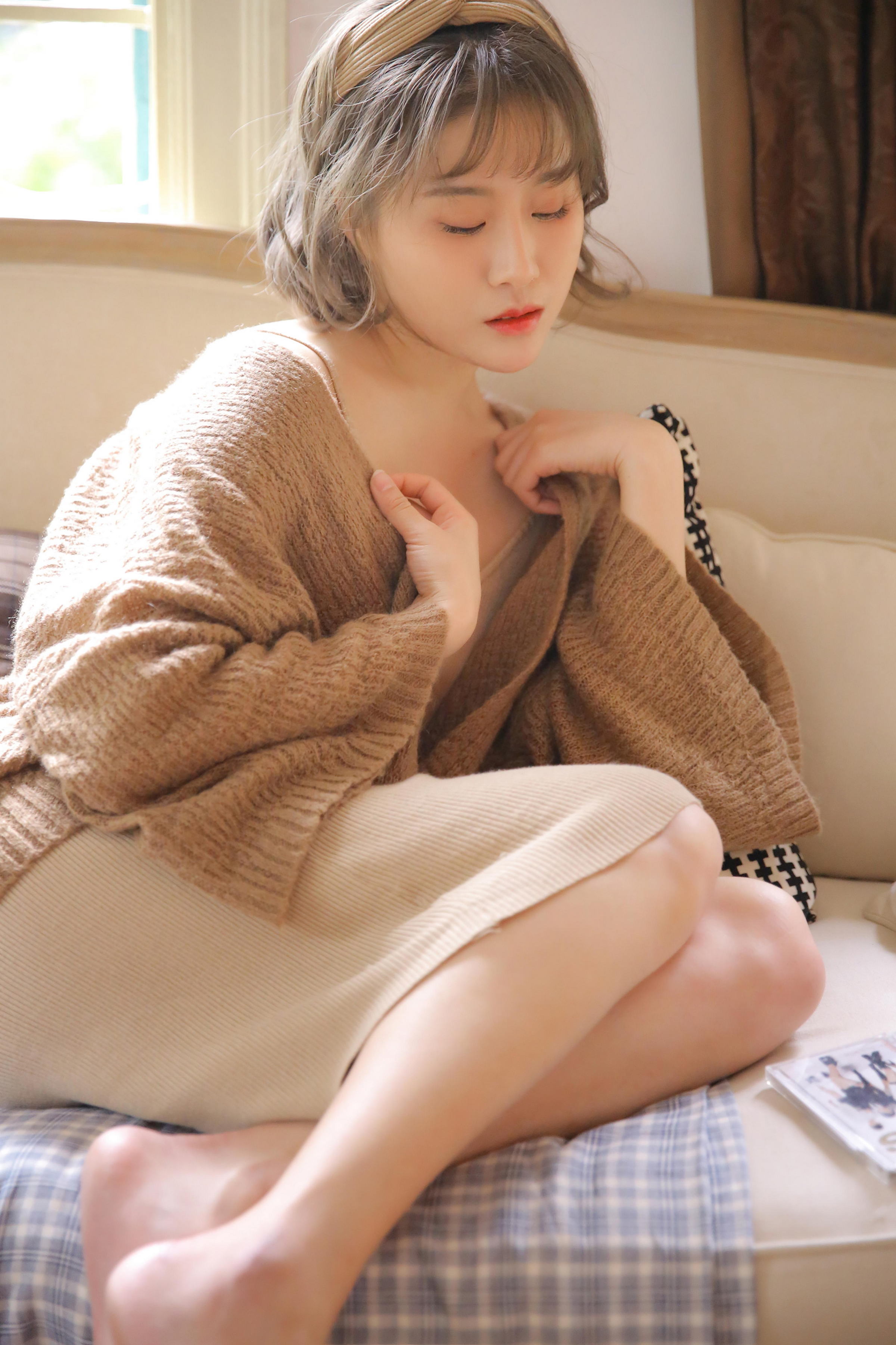 [YALAYI雅拉伊]2022.12.30 千里之外 新婚少妇 棕色披肩加米色吊带连衣裙居家清纯写真集第3张