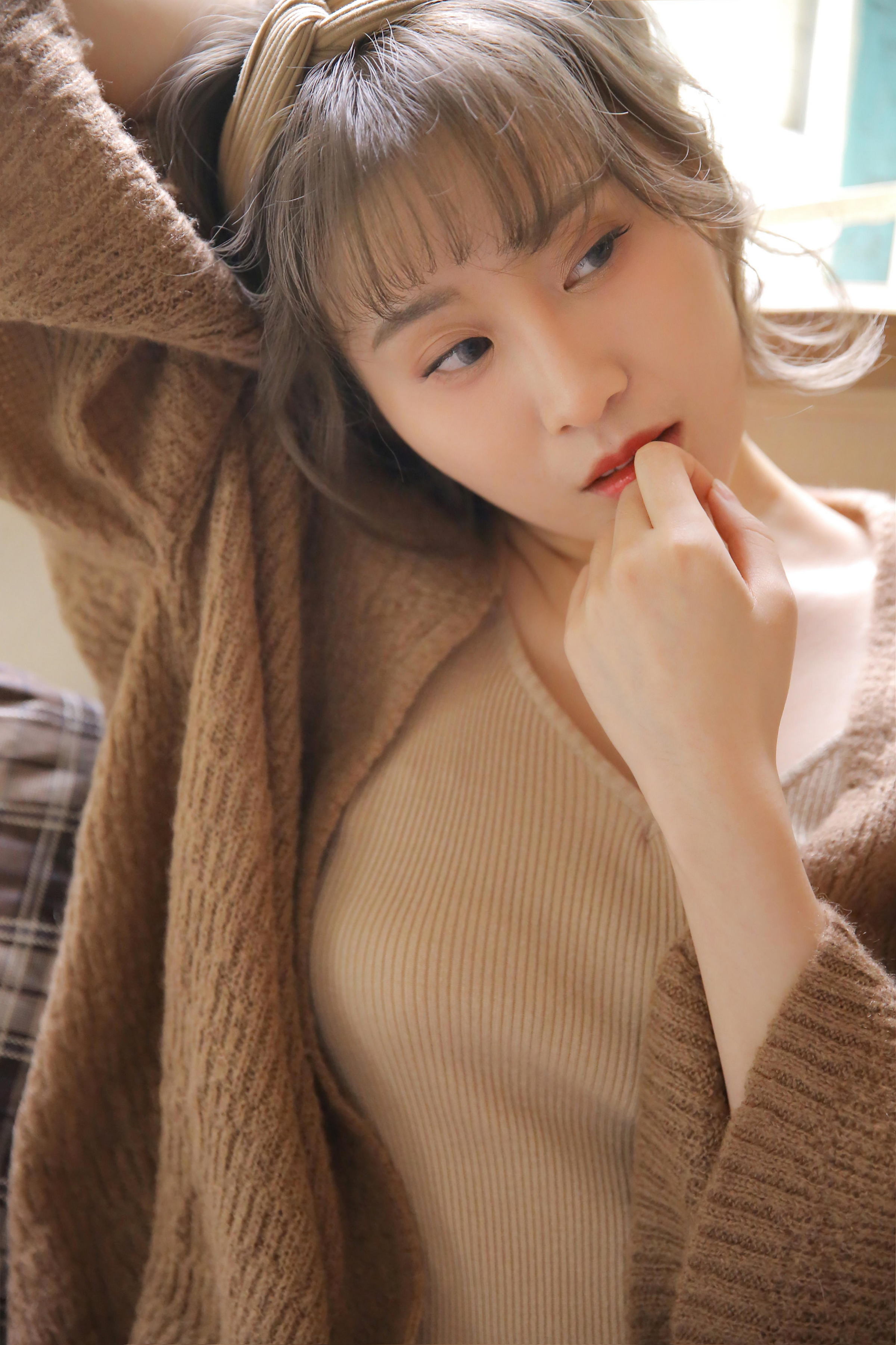 [YALAYI雅拉伊]2022.12.30 千里之外 新婚少妇 棕色披肩加米色吊带连衣裙居家清纯写真集第4张