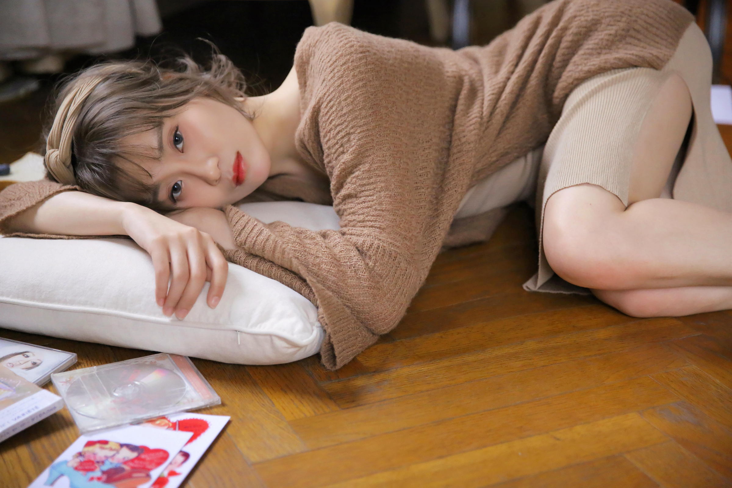 [YALAYI雅拉伊]2022.12.30 千里之外 新婚少妇 棕色披肩加米色吊带连衣裙居家清纯写真集第7张