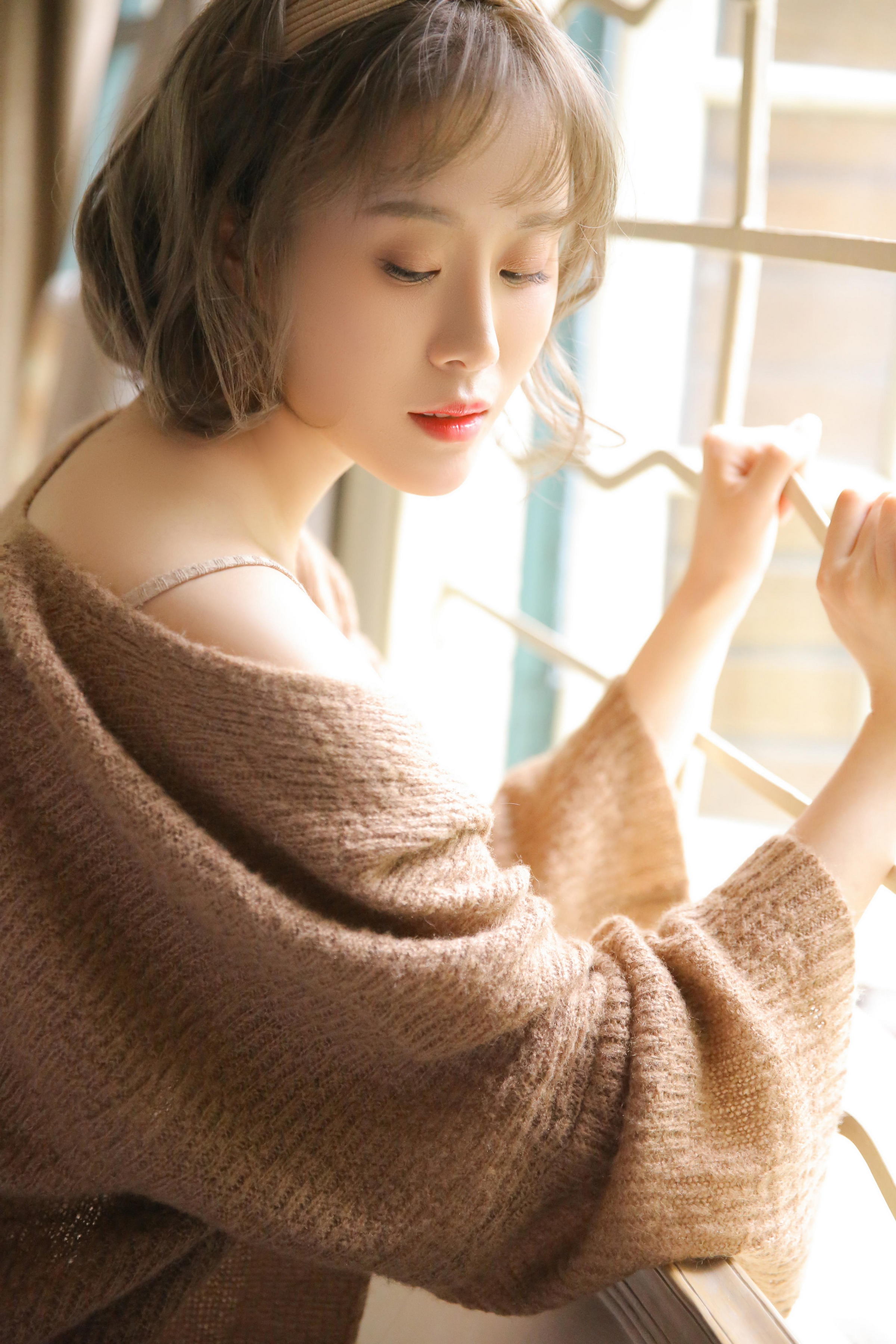 [YALAYI雅拉伊]2022.12.30 千里之外 新婚少妇 棕色披肩加米色吊带连衣裙居家清纯写真集第10张