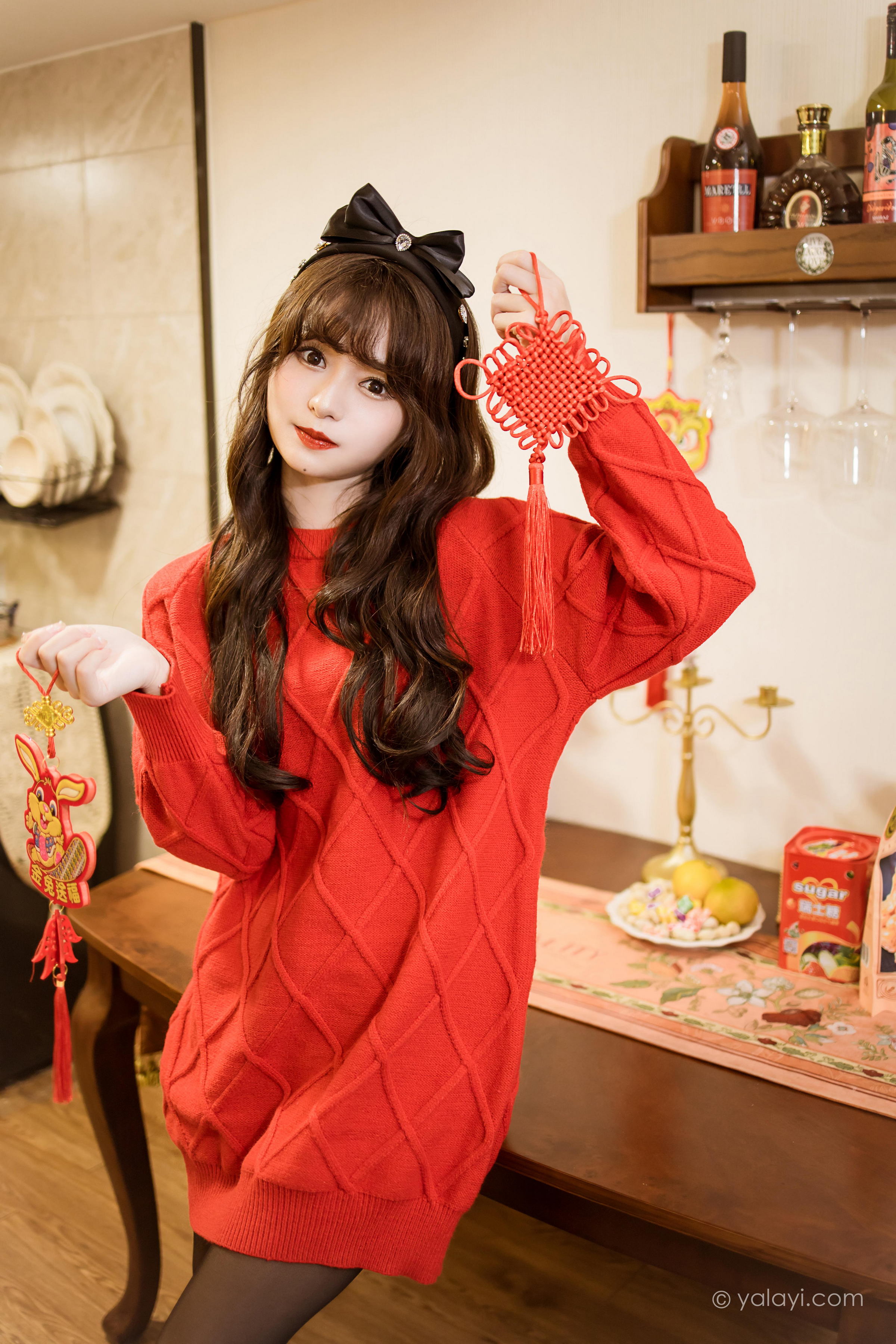[YALAYI雅拉伊]2023.01.19 穿上你送的红毛衣 小亭 黑丝美腿居家性感写真集第4张