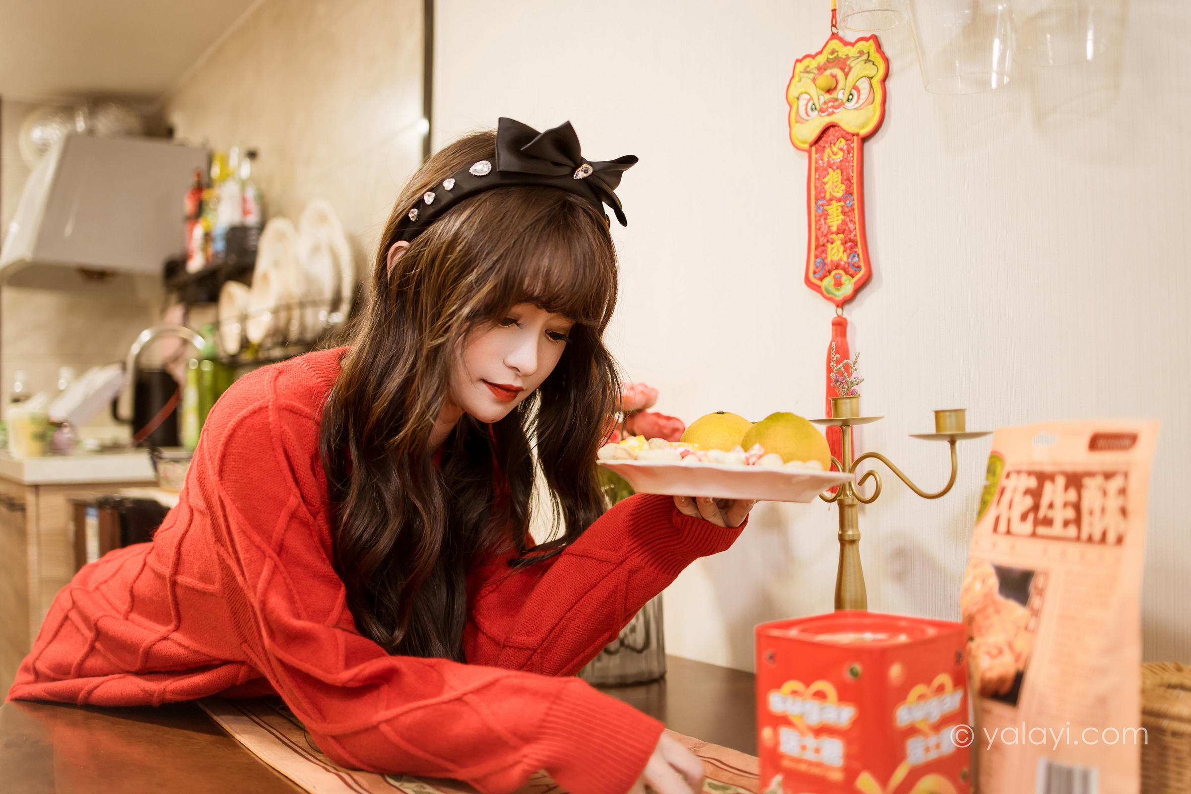 [YALAYI雅拉伊]2023.01.19 穿上你送的红毛衣 小亭 黑丝美腿居家性感写真集第5张