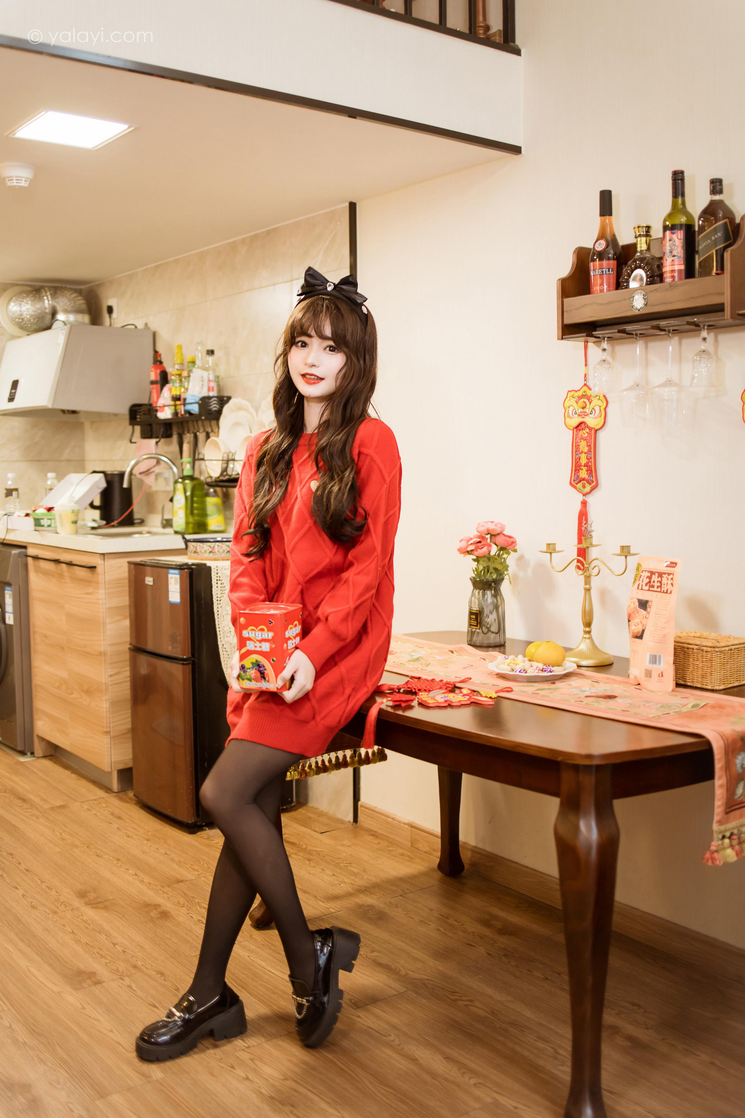 [YALAYI雅拉伊]2023.01.19 穿上你送的红毛衣 小亭 黑丝美腿居家性感写真集第7张