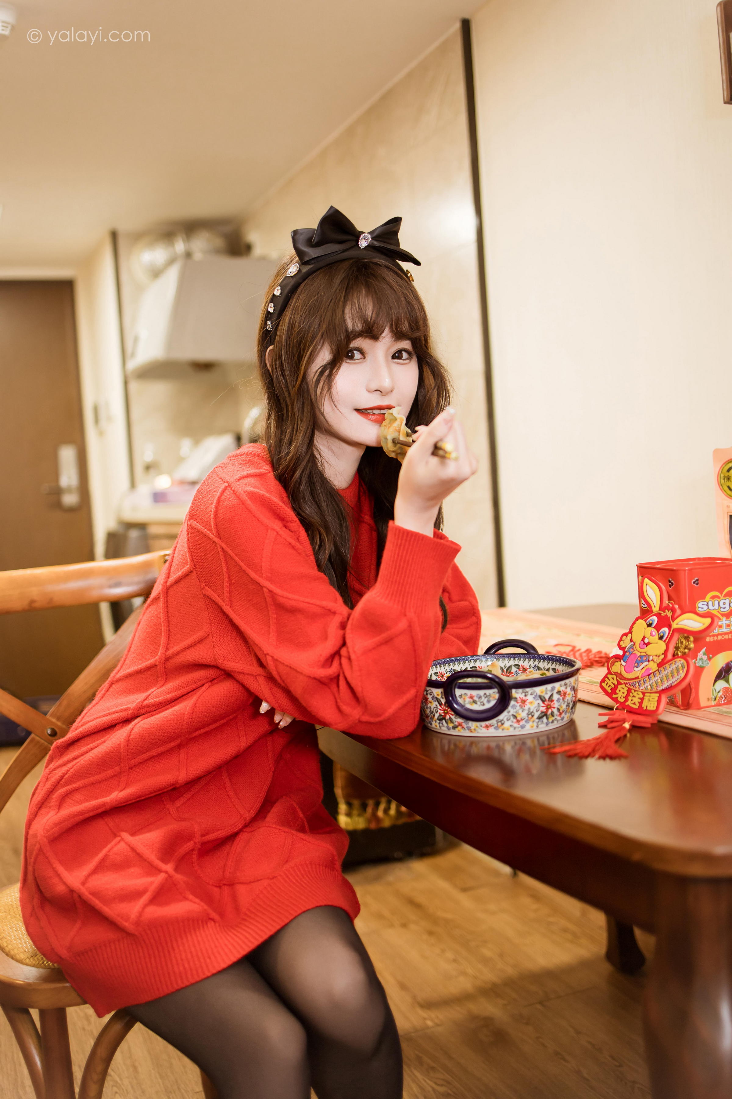 [YALAYI雅拉伊]2023.01.19 穿上你送的红毛衣 小亭 黑丝美腿居家性感写真集第9张